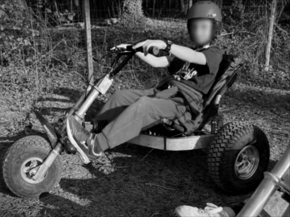 Lorenzo, 1,34 m, sur un Alpikart