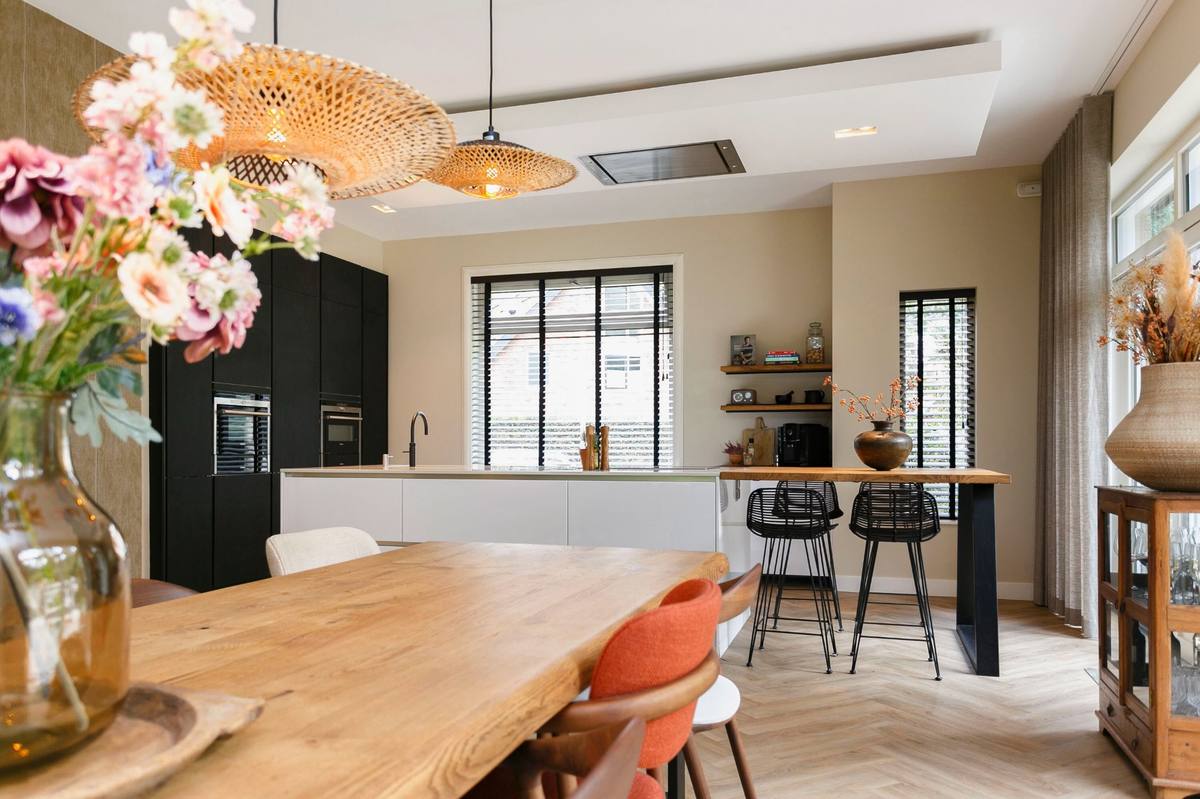 woonkeuken bosvilla rotan lampen, barkrukken rotan