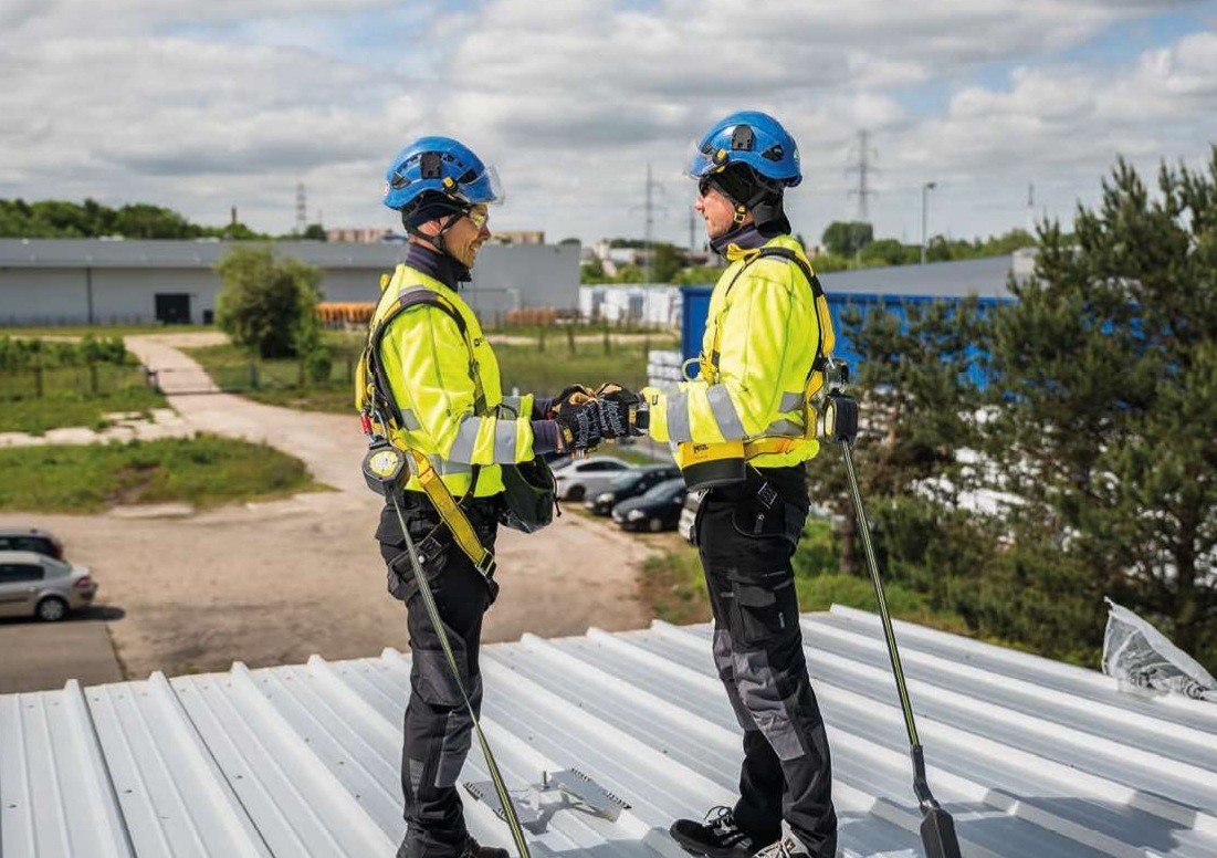 montaż asekuracji na dachu
