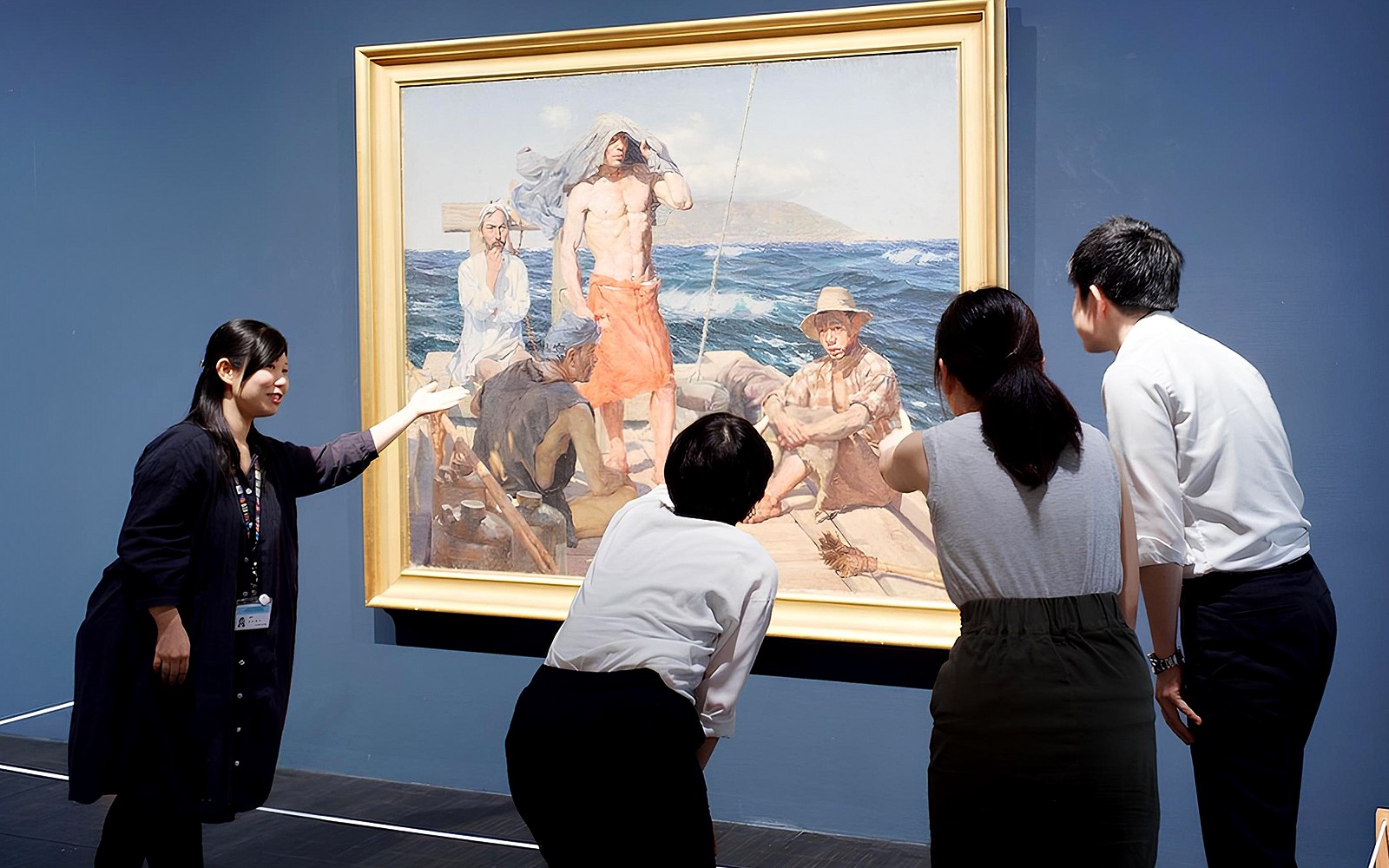 Visitatori che esplorano le mostre al Museo Nazionale di Arte Moderna di Tokyo con biglietti della metropolitana di Tokyo.