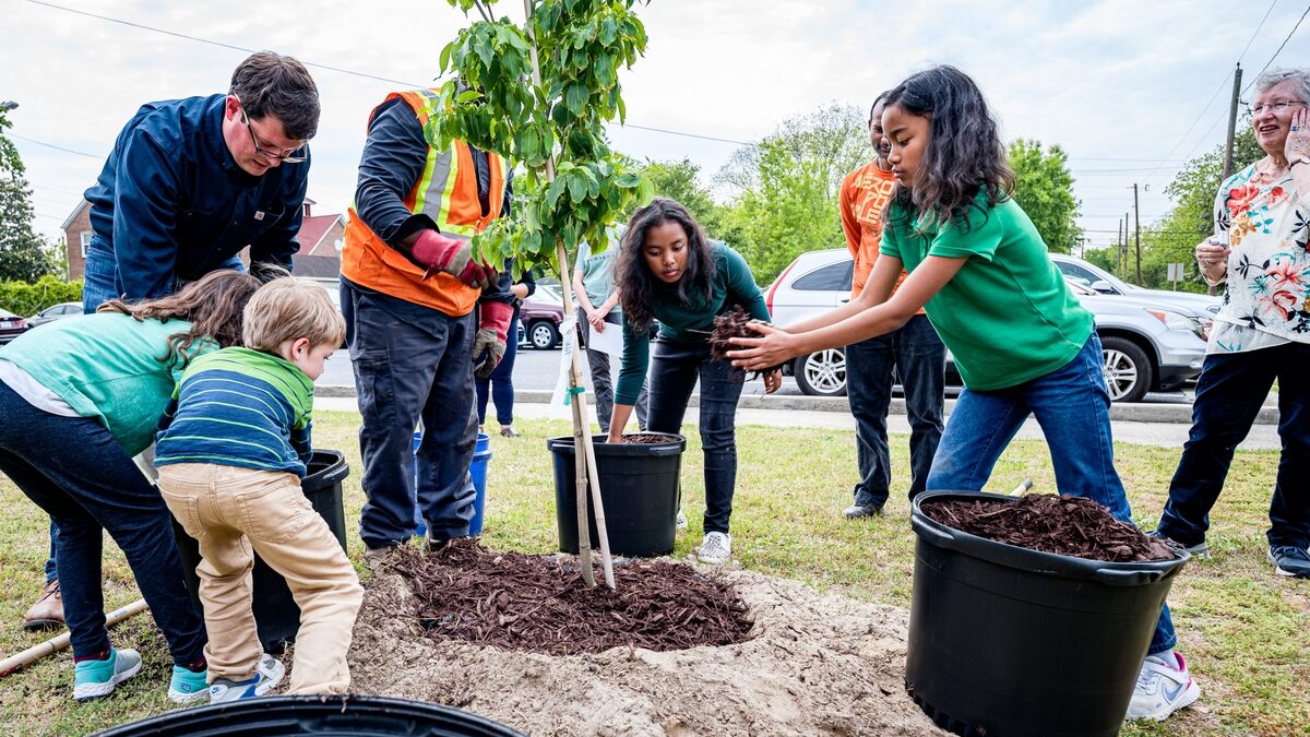 Schulbegleiterin mit Kind auf dem Schulhof einer Grundschule im Havelland