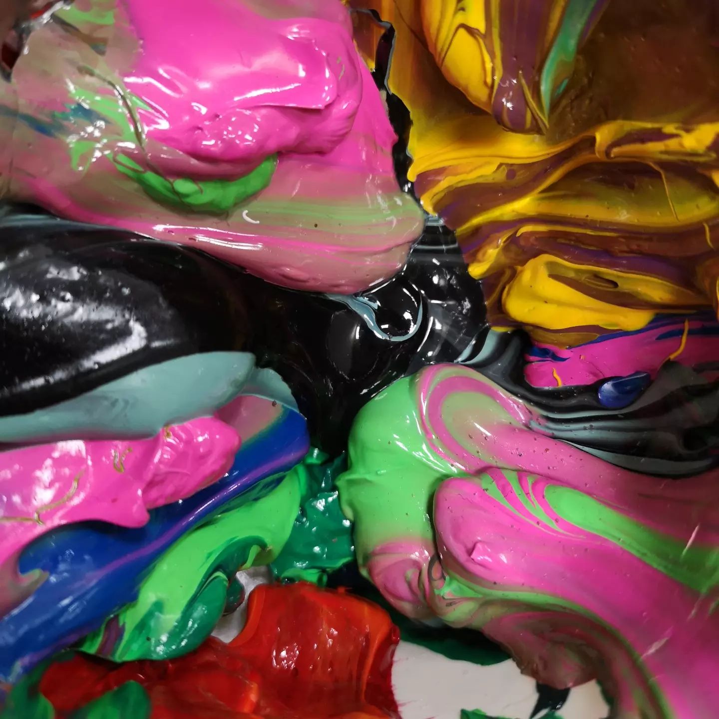 Einige Siebdruckfarben sind bunt zusammengemischt und laufen ineinander