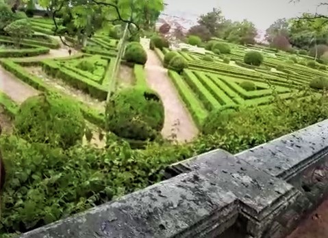Jardim formal com canteiros de buxo podados em desenho geométrico no Jardim Botânico da Ajuda, em Portugal