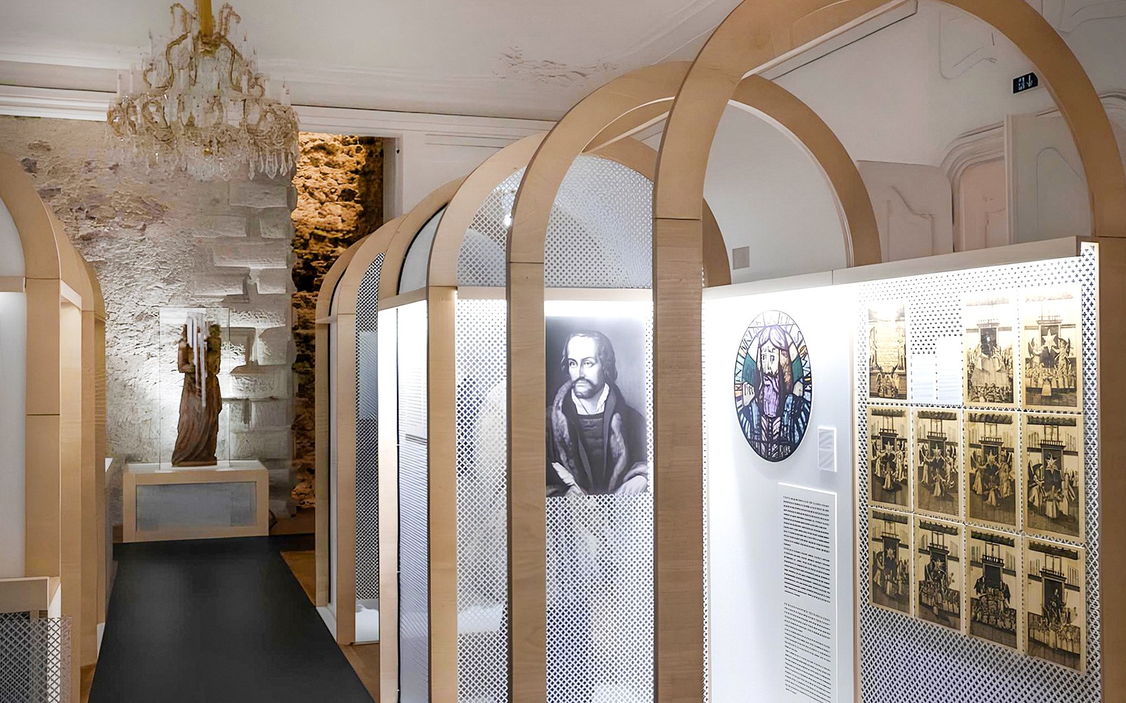 Udstilling indenfor Bratislava Slot med historiske portrætter og artefakter.