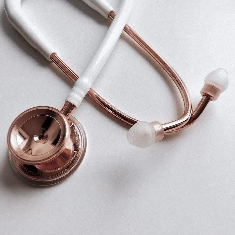 Rosenfarbenes Stethoskop als Symbol für ärztliche Verordnung und medizinischen Hintergrund