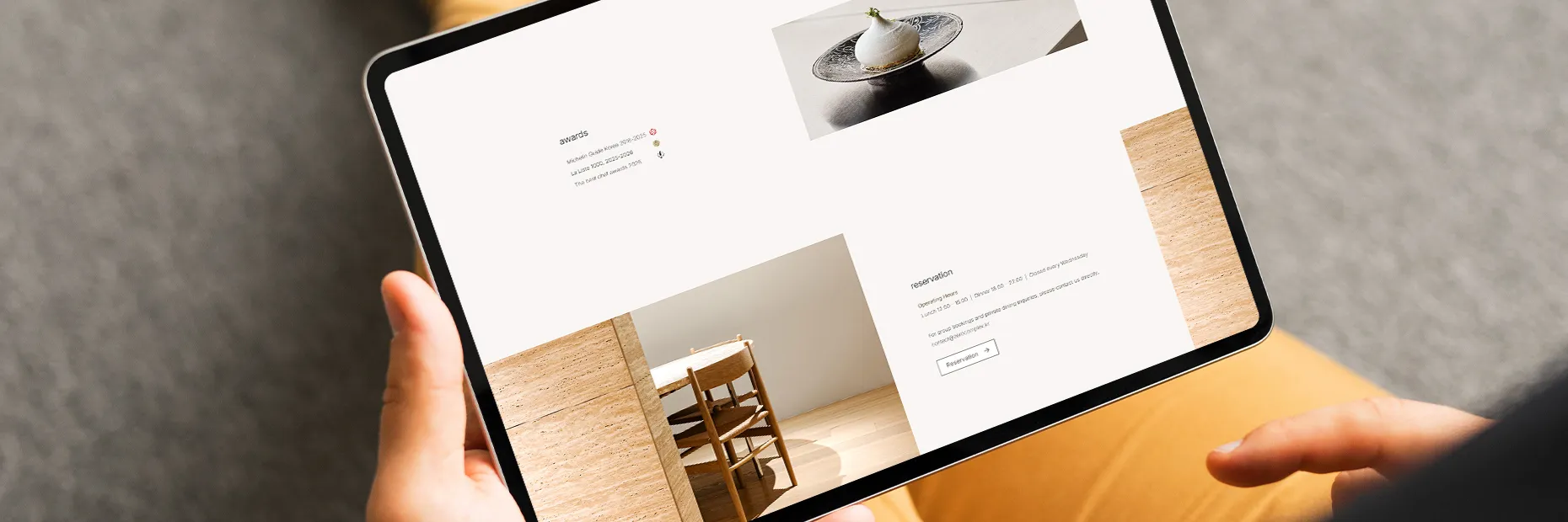 레스토랑 소개와 예약 기능이 구성된 웹페이지를 태블릿에서 확인하는 장면