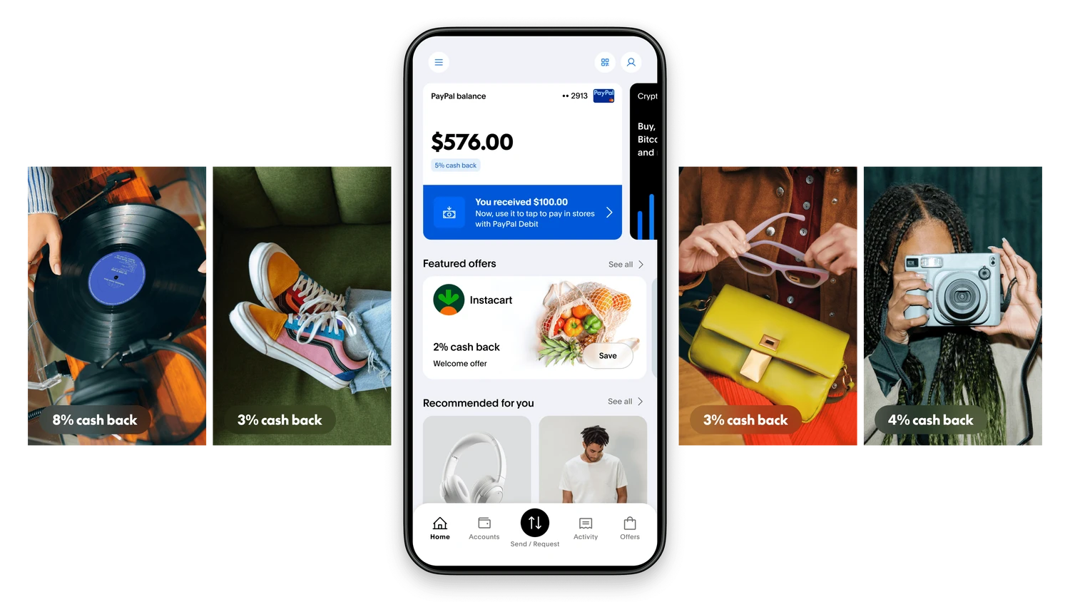 Smartphone mit 576 $ PayPal-Guthaben und Cashback-Angeboten; im Hintergrund eine Schallplatte, bunte Schuhe, eine gelbe Tasche und eine Kamera.