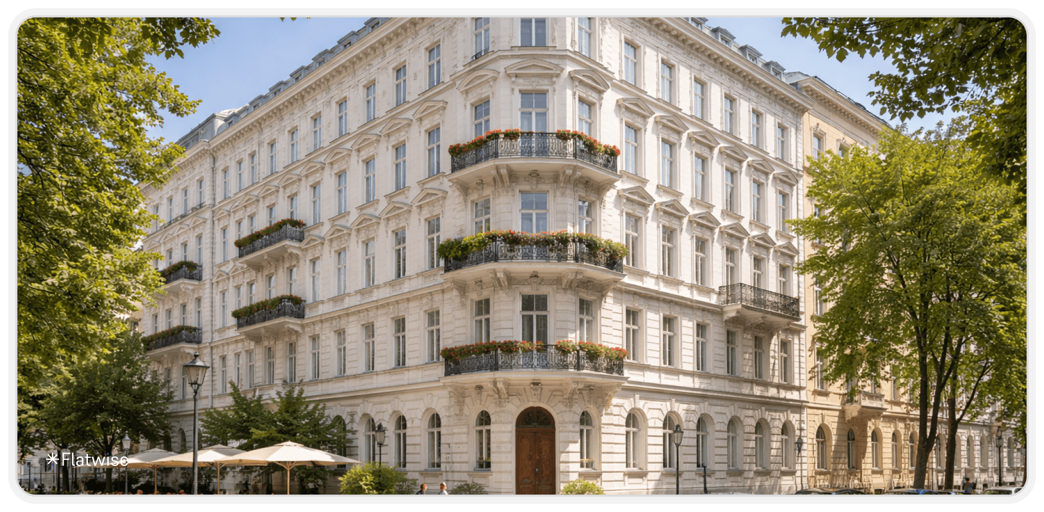 Klassisches Wiener Mehrparteienhaus im Altbau-Stil mit verzierter Fassade und Balkonen in urbaner Umgebung