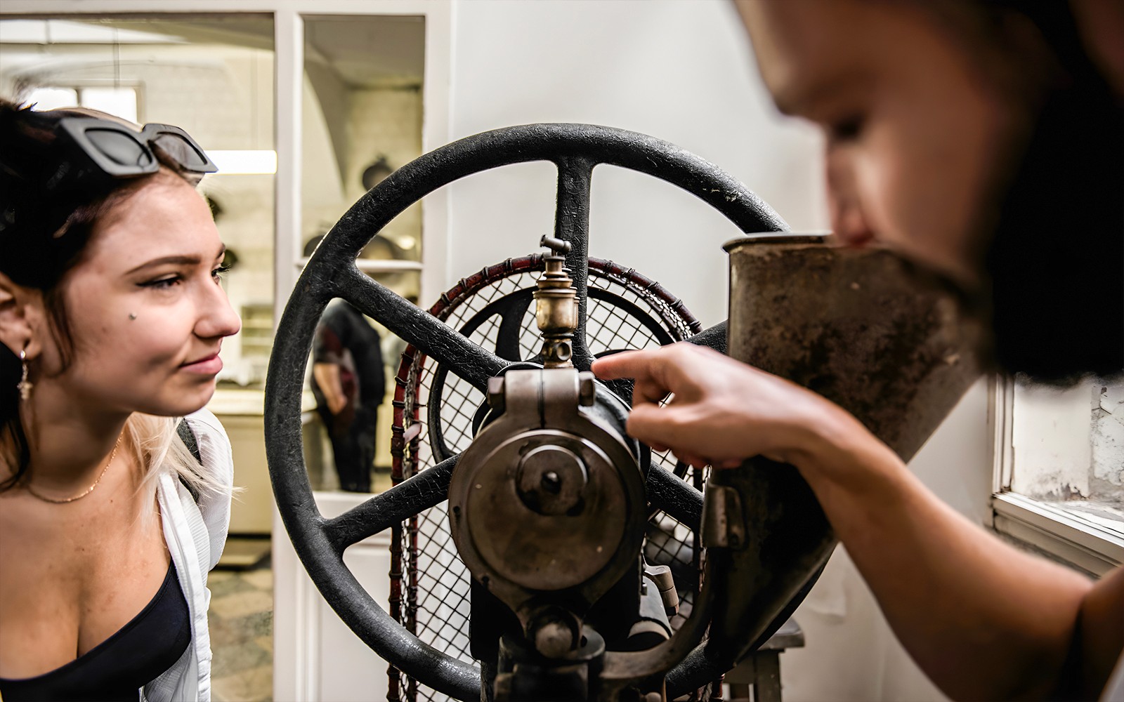 遊客在藥房地窖之旅中檢查歷史機械。