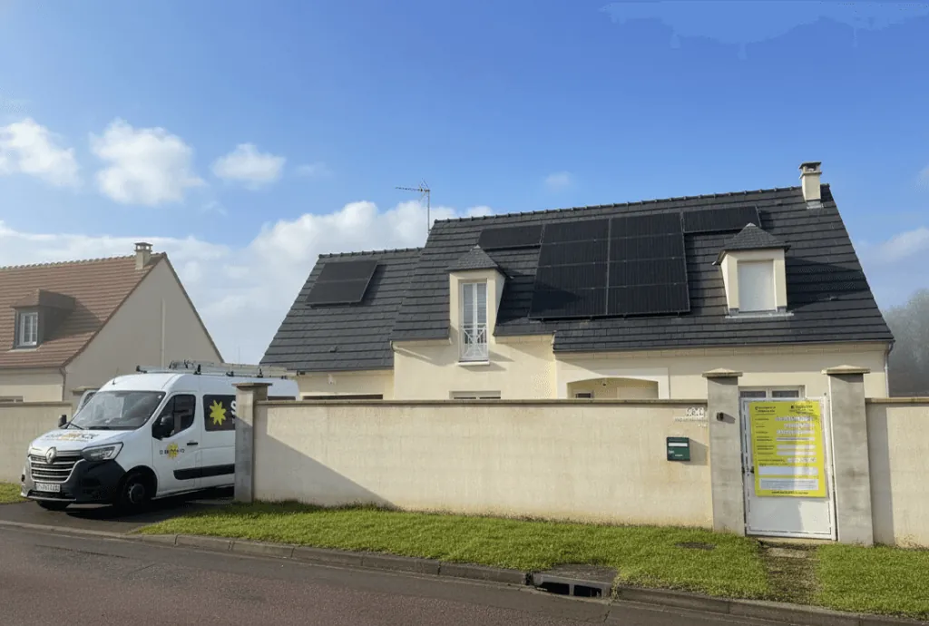 Photo d'une maison à Cuts équipée de panneaux photovoltaïques dont l'installation a été faite par Solarock.