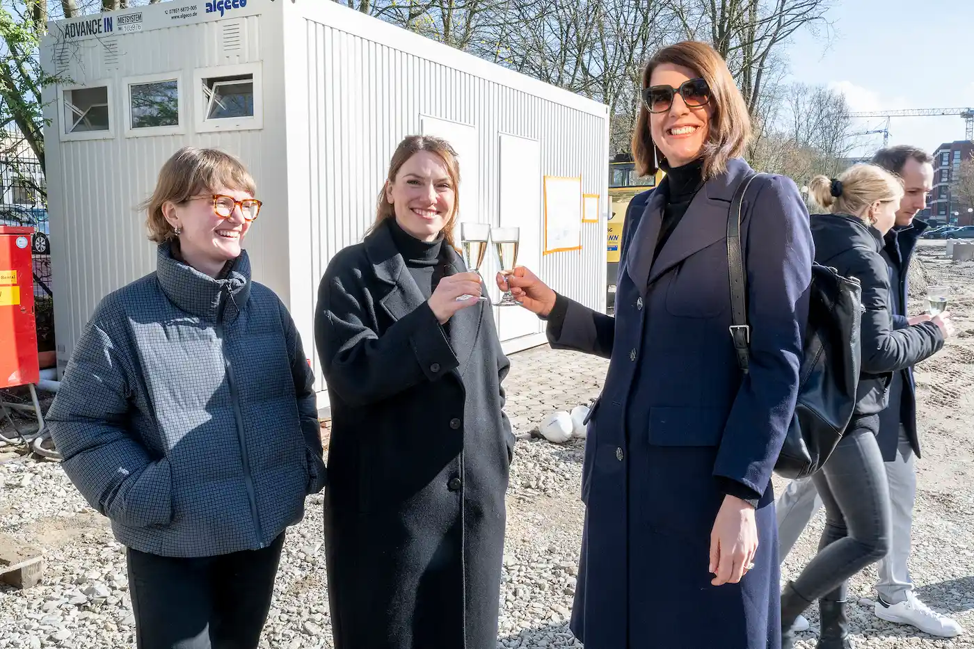 Zweigeschossiges Wohngebäude mit Klinkerfassade, Balkonen und Eingängen in der Frontansicht