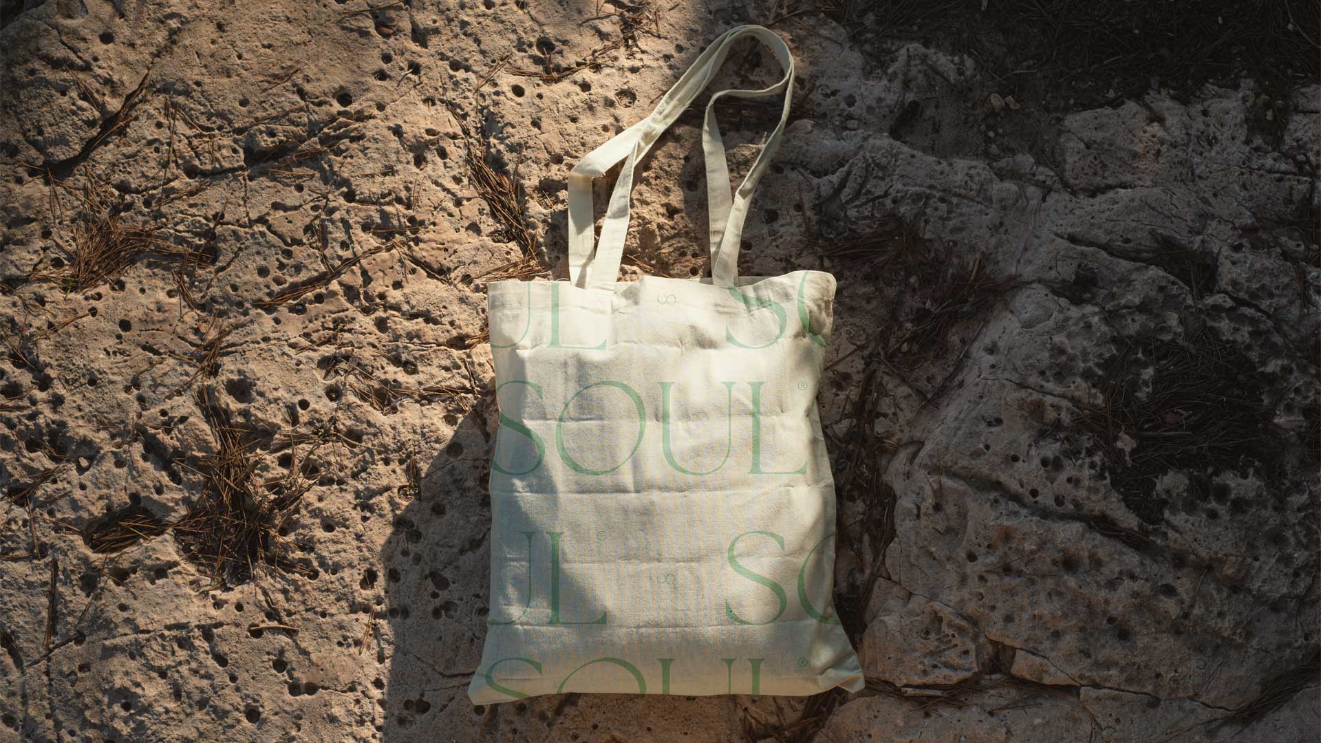 Abstract crescent-shaped cloud of white particles on a black background with subtle rainbow light