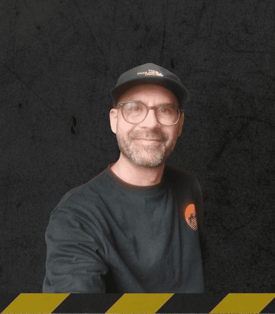 carlo celanetti titolare officina digitale tivoli in primo piano controlla su pc analisi