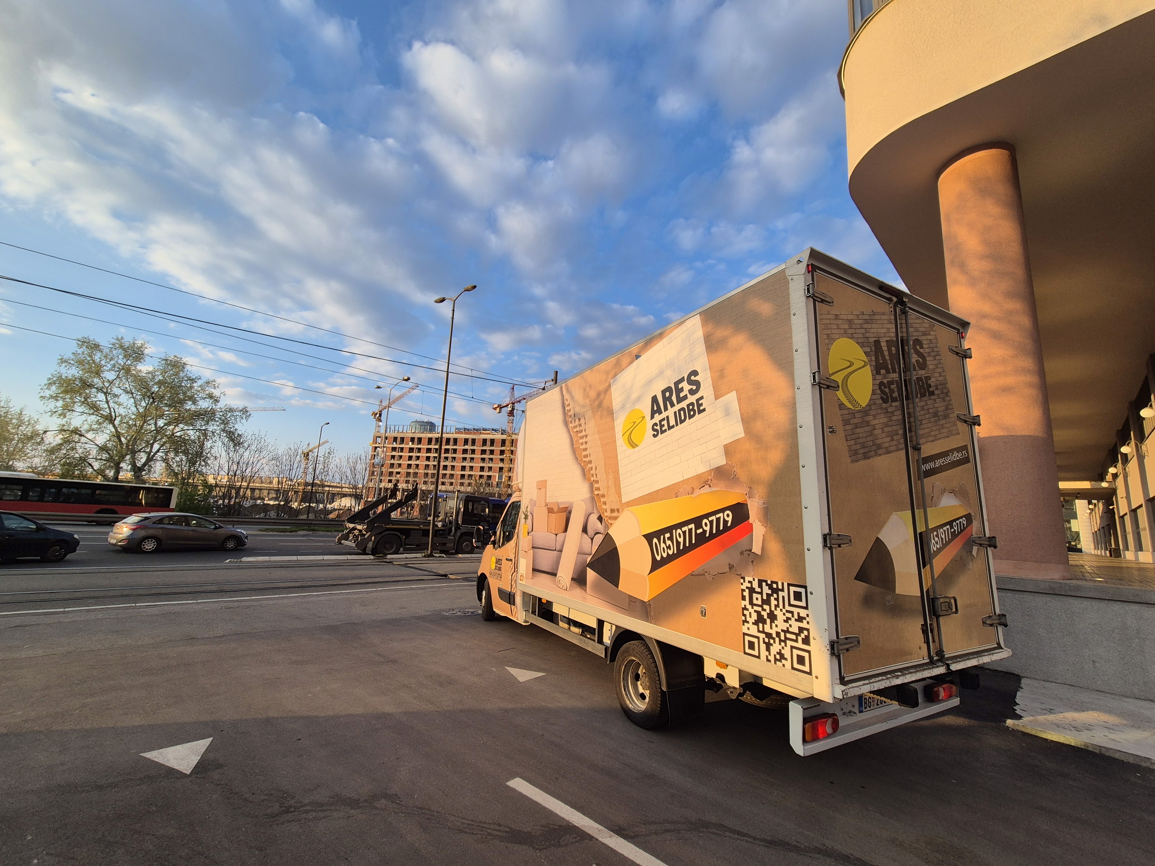 Kamion Ares Selidbe parkiran u Beogradu tokom profesionalne selidbe