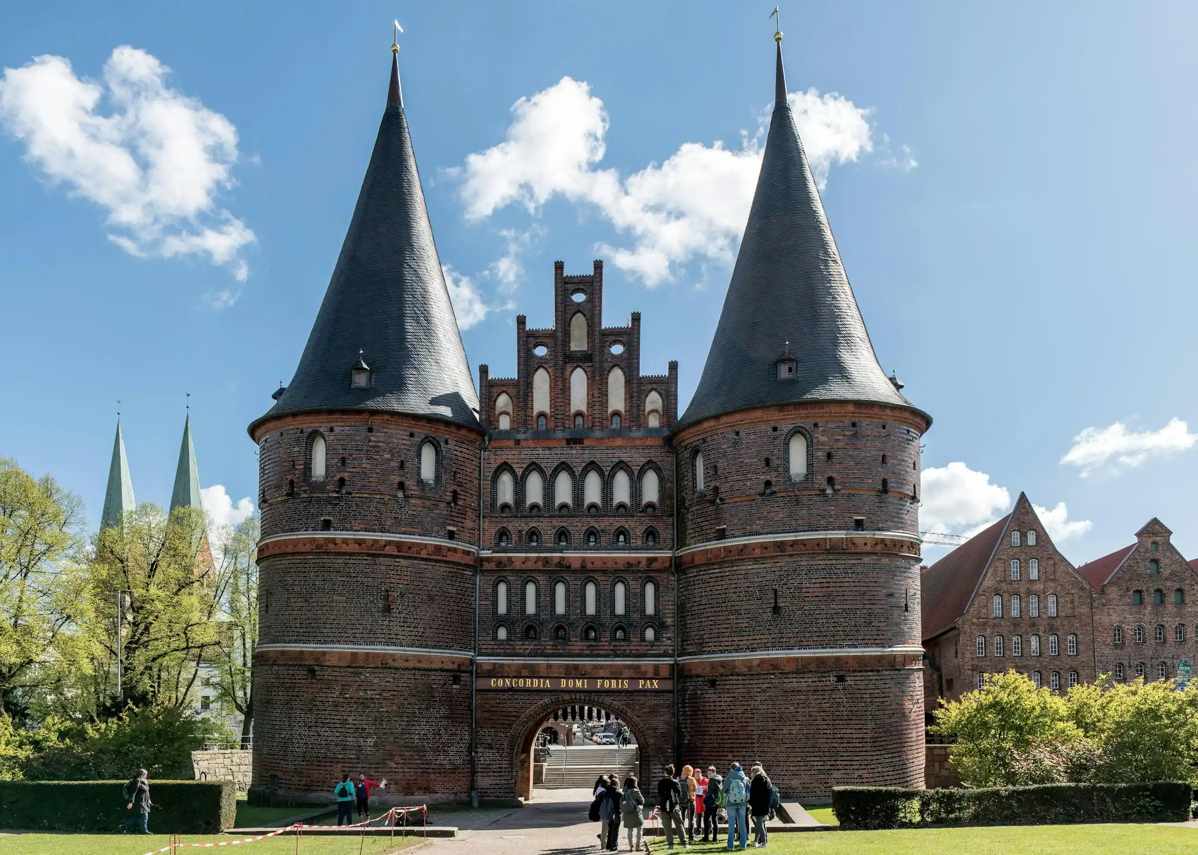 Lübeck, Holstentor unter blauem Himmel mit Wolken