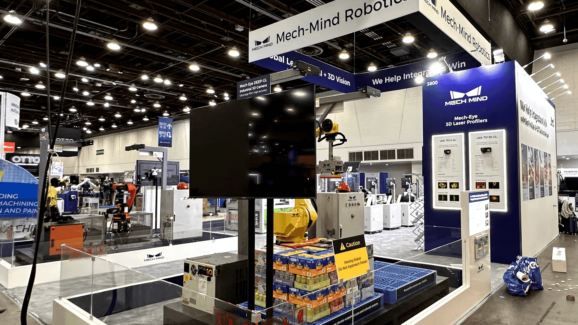 Comparison of a modular exhibition system and a custom booth build showing differences in structure, reuse, setup flexibility, graphics, and trade show planning needs.