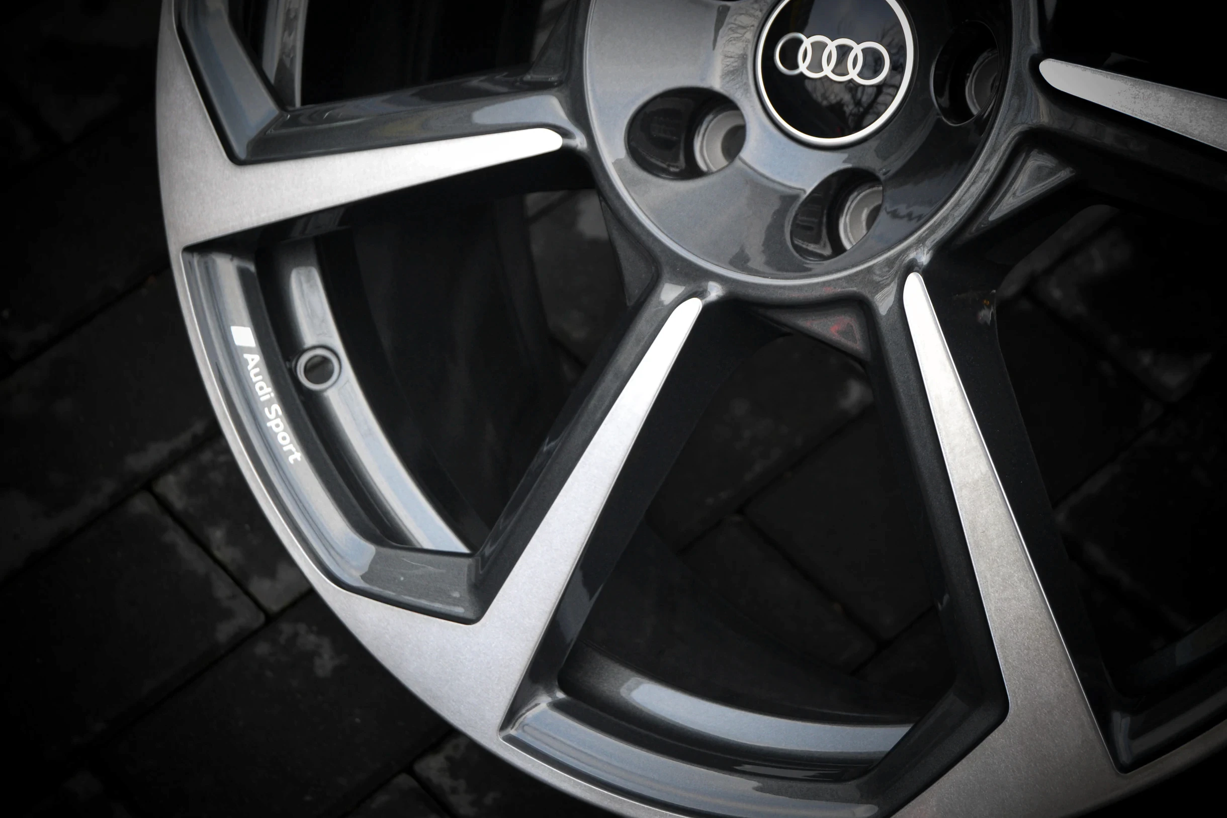 Detail der glanzgedrehten Speichen und des Audi-Nabendeckels bei AT Plus.