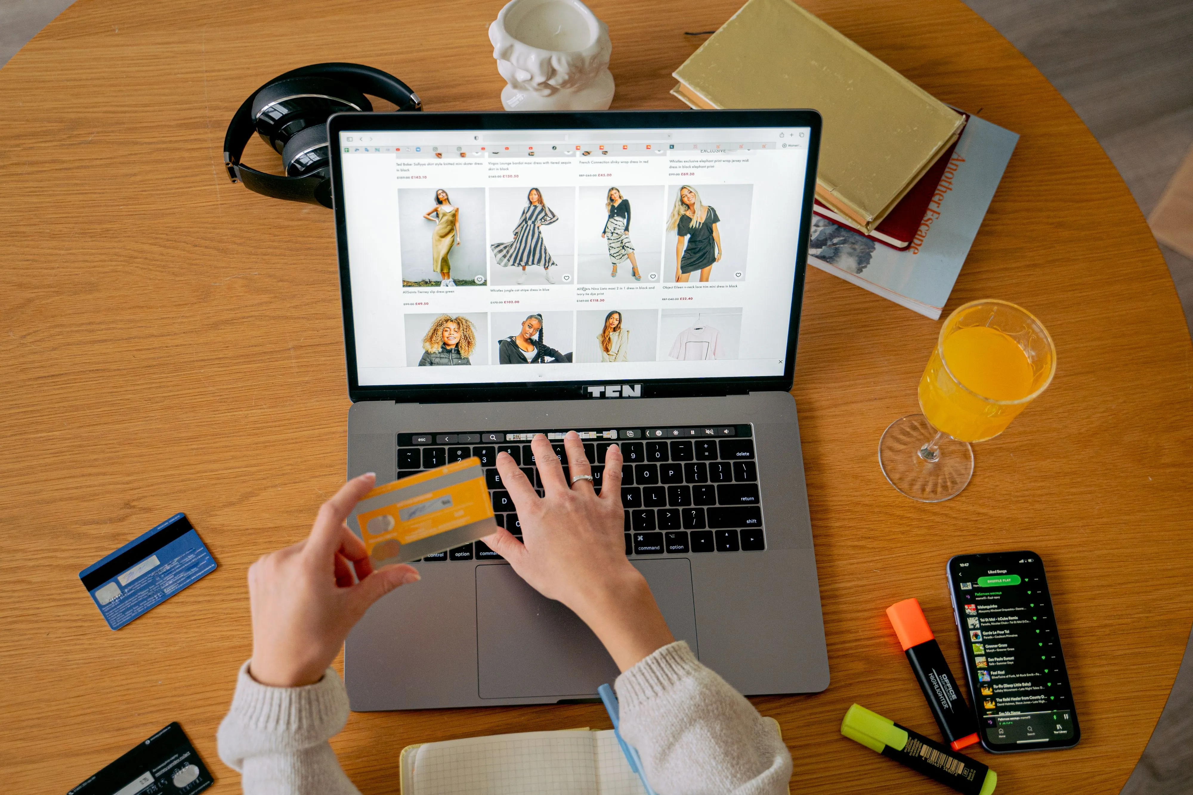pemilik bisnis sedang mangatur toko onlinenya di ecommerce HastaPrada
