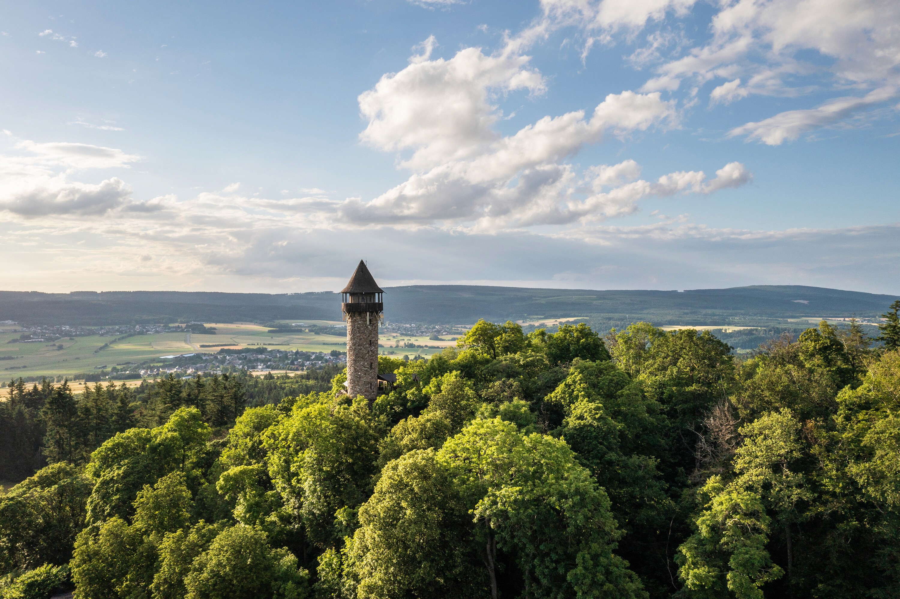 Blick auf die Wildenburg und die Gemeinde Kempfeld im Nationalpark Hunsrück-Hochwald Wer auf dem Saar-Hunsrück-Steig durch den Nationalpark Hunsrück-Hochwald wandert, stößt bei Kempfeld auf die Wildenburg. Erbaut wurde sie im Jahre 1330 vom Wildgrafen Friedrich von Kyrburg. Von Weitem ist bereits ihr 22 Meter hoher Turm sichtbar, der einen tollen Ausblick über den Nationalpark ermöglicht.