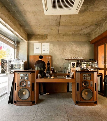 Sailboats on open water, reflecting Russell&Stellar’s guidance in global spirits growth