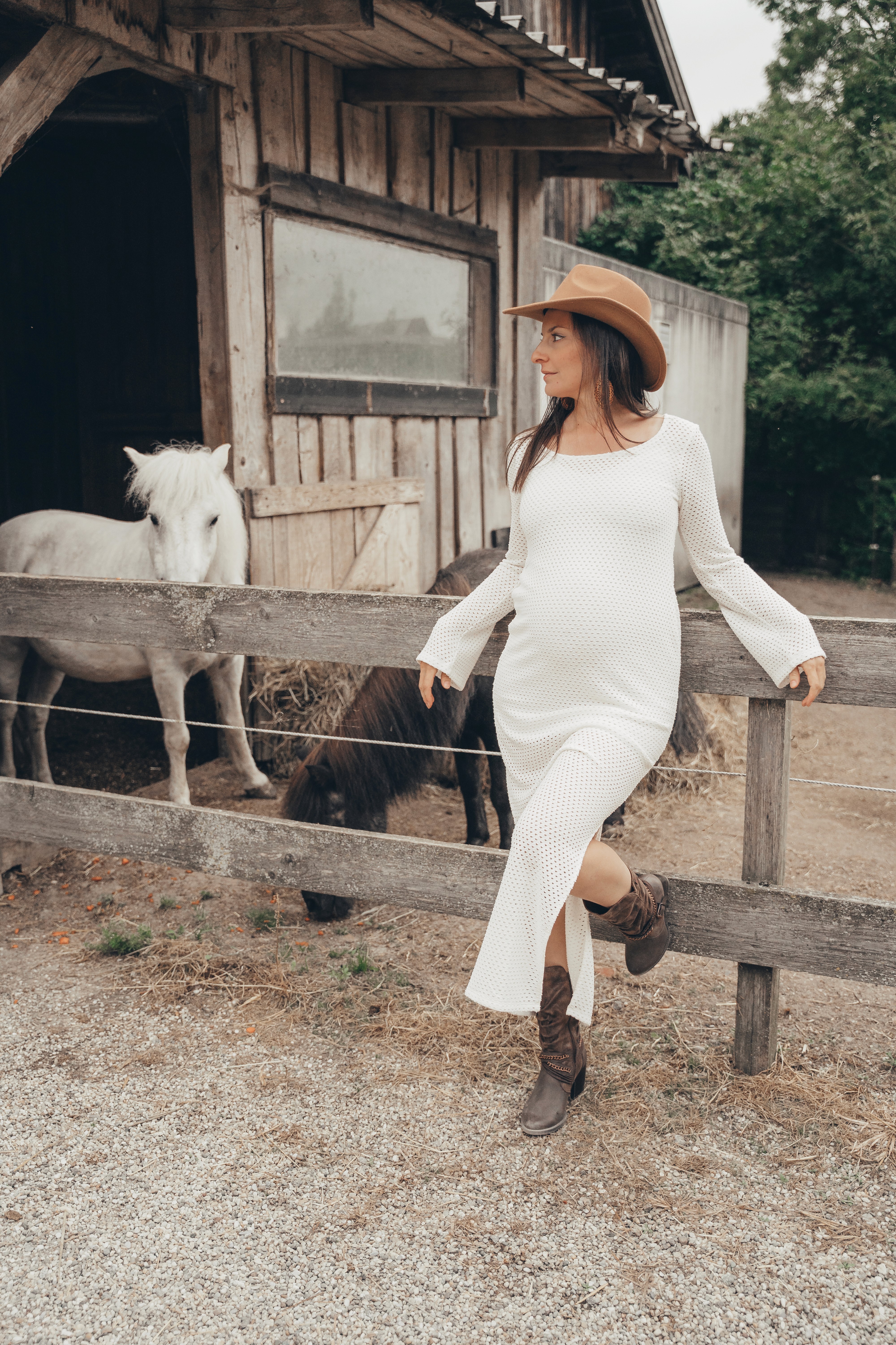 Porträt Shooting in Bogen, Bayern – Frau im weißen Kleid bei natürlicher Outdoor Fotografie.