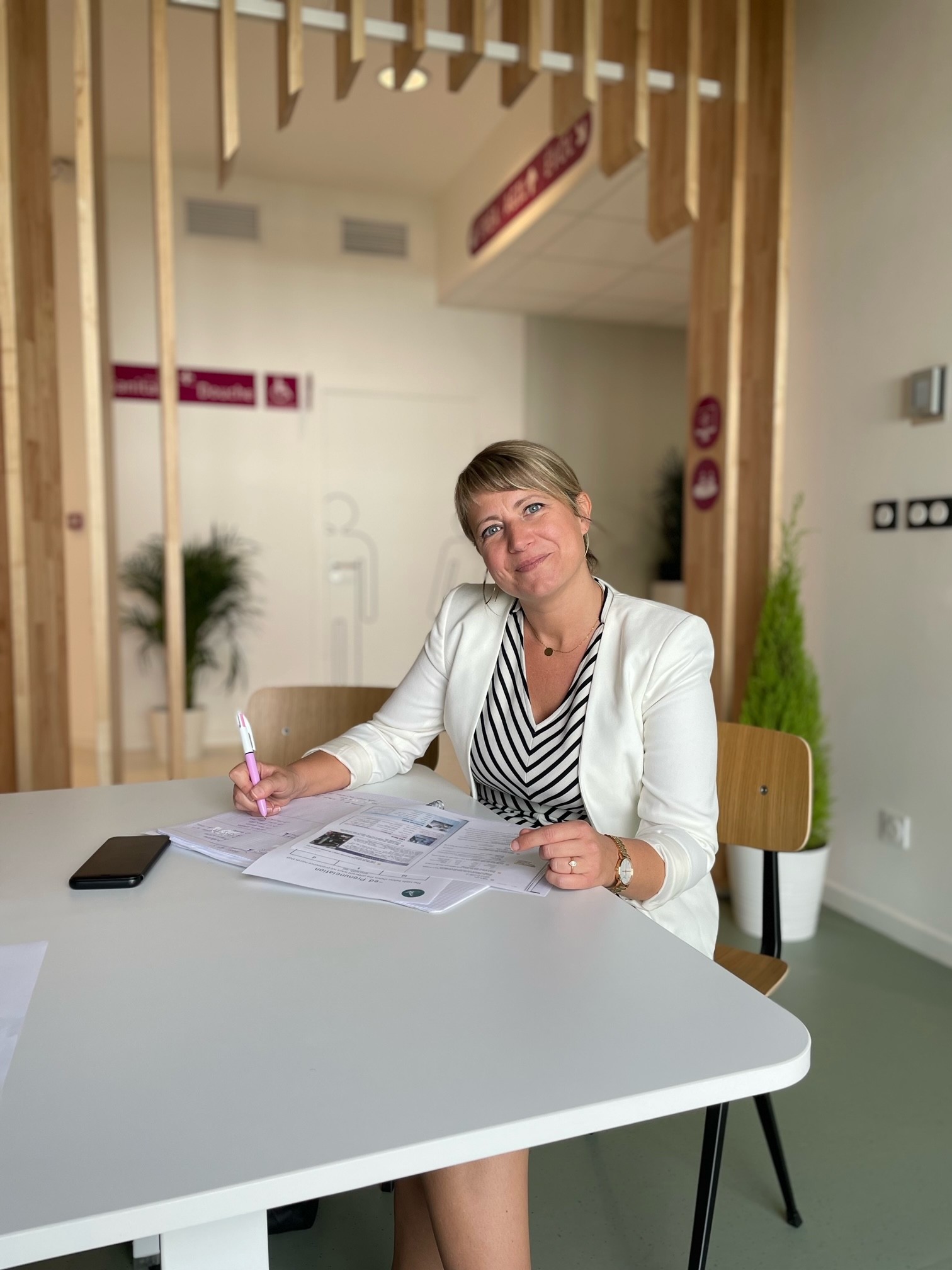 Anne-Marie est une enseignante d'anglais passionnée. Avec son sourire chaleureux et son énergie contagieuse, elle crée une atmosphère d'apprentissage engageante pour ses élèves. Ses cours d'anglais sont dynamiques, interactifs et adaptés aux besoins individuels de chaque étudiant.