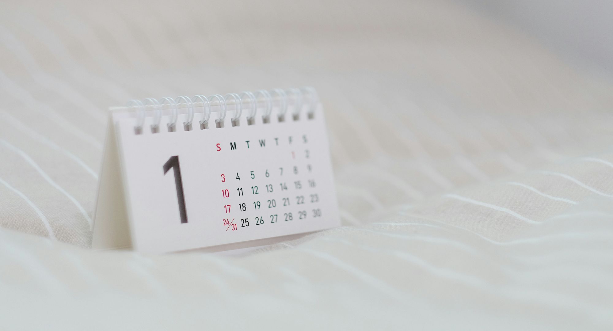 calendário branco, pequeno, na página do mês de janeiro