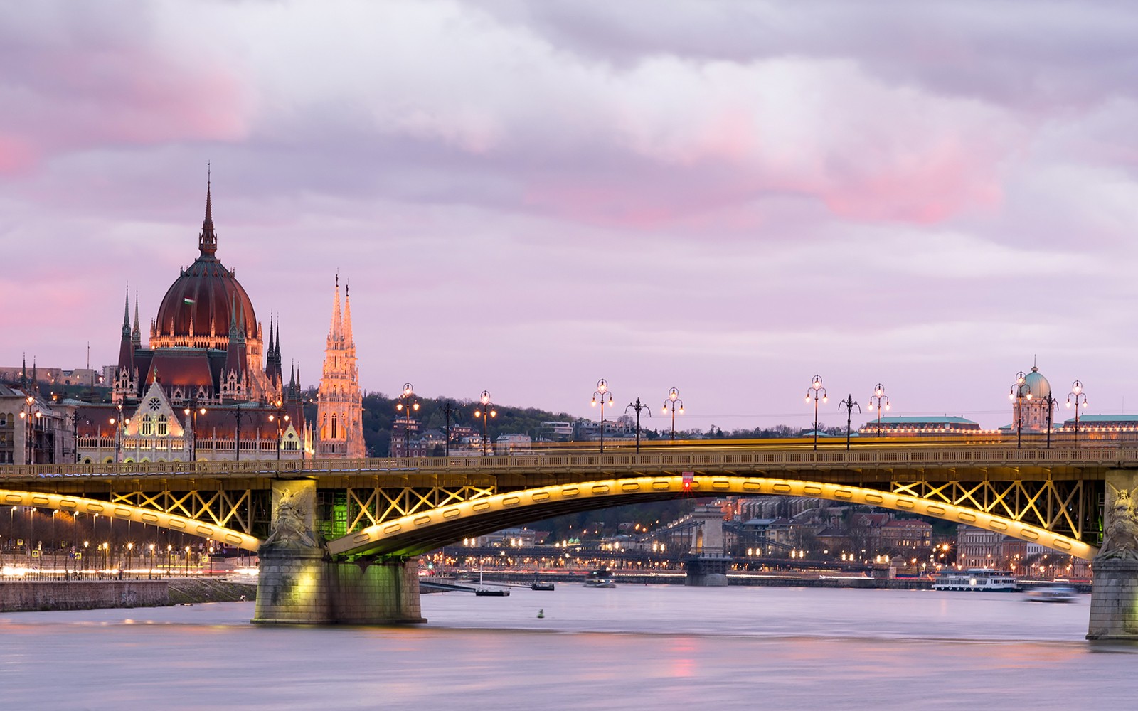 Parlamentsgebäude und Margaretenbrücke über die Donau bei Sonnenuntergang, Budapest.