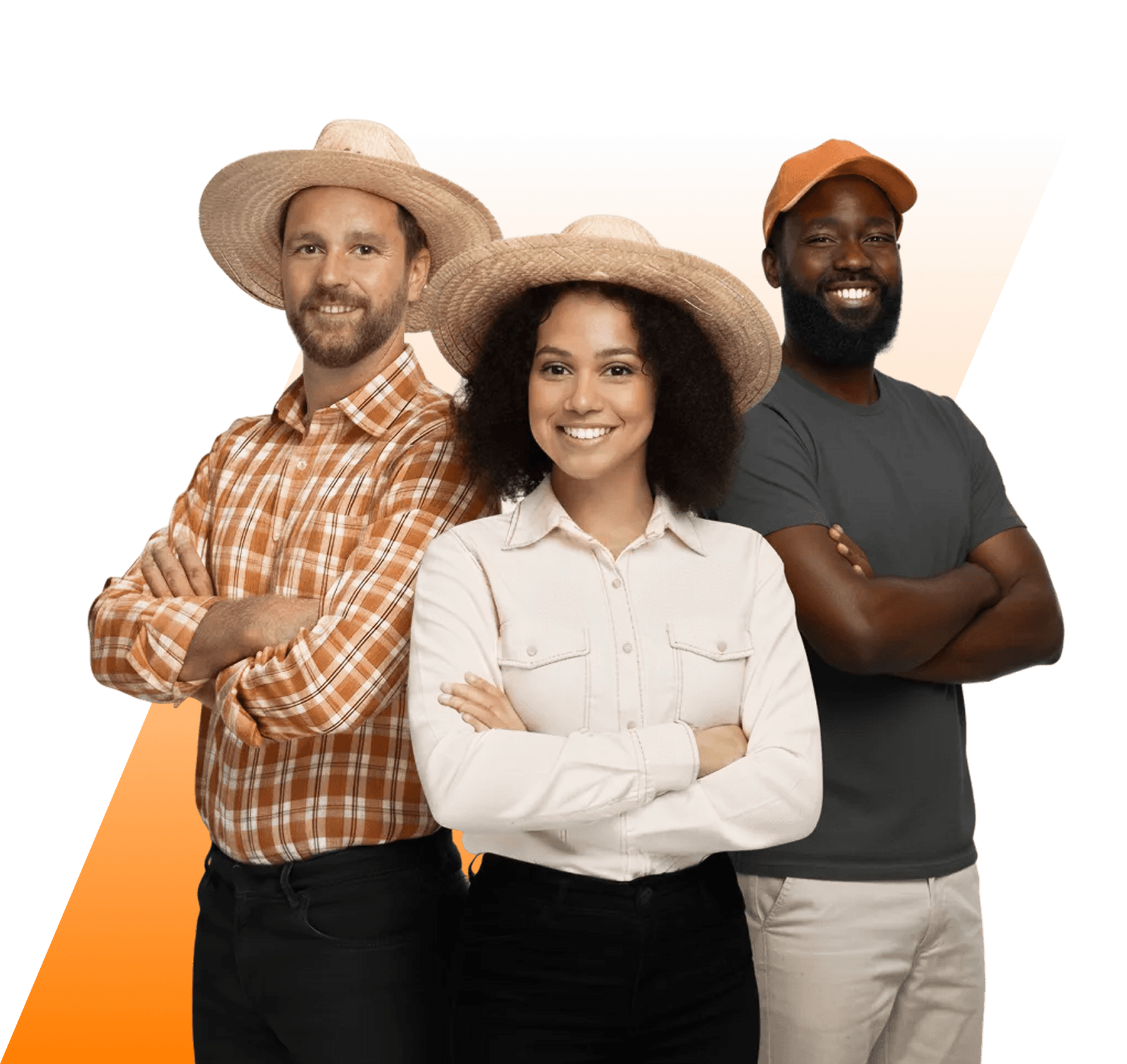 Homem e mulher, ambos com capacetes brancos e coletes de segurança (laranja e amarelo), sorrindo e com braços cruzados, segurando projetos. Representam profissionais de SSMA, engenharia ou supervisão de obras.