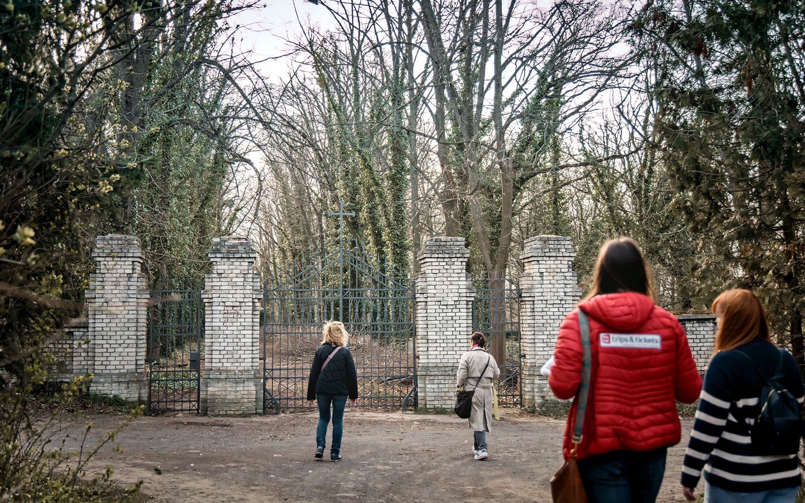 游客走近布拉格博赫尼采精神病院废弃墓地的入口。