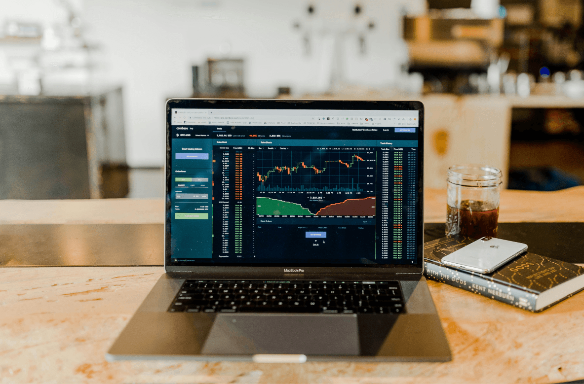 Comparaison investissement non coté vs bourse : graphique illustrant les deux univers d'investissement