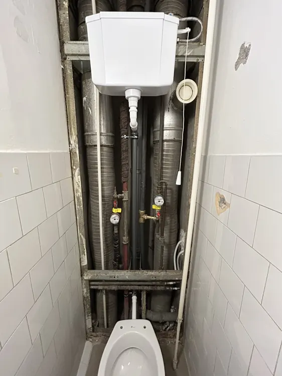 WC-tartály és vízvezetékek szerelése nyitott szerelőfalban