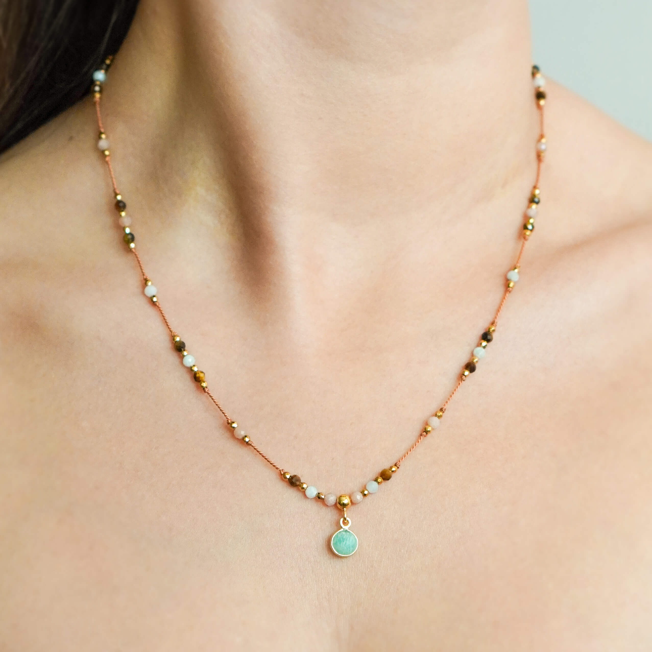 Regulowany naszyjnik boho na sznurku amazonit kamień słoneczny tygrysie oko – biżuteria handmade