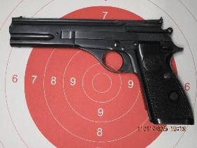 Beretta 76 pistola semiautomatica target calibro .22 LR con canna pesante da 6 pollici e impugnatura anatomica regolabile, fotografata su sfondo neutro