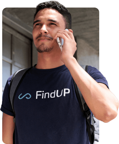 Técnico de TI usando celular a caminho de um chamado da FindUP