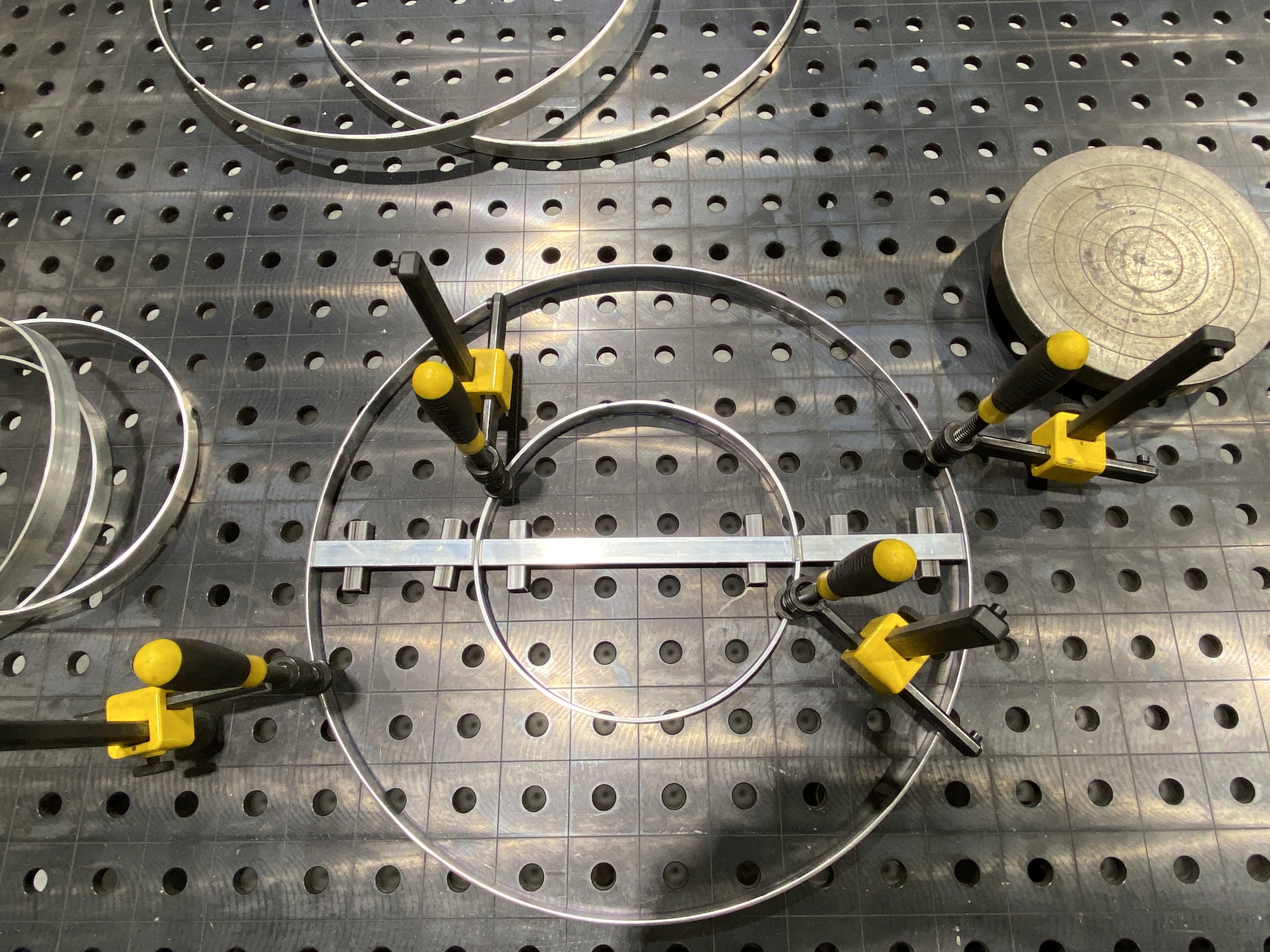 Maatwerk tuinverlichting van Bellini Lighting langs een pad voor veilige oriëntatie en subtiele sfeer