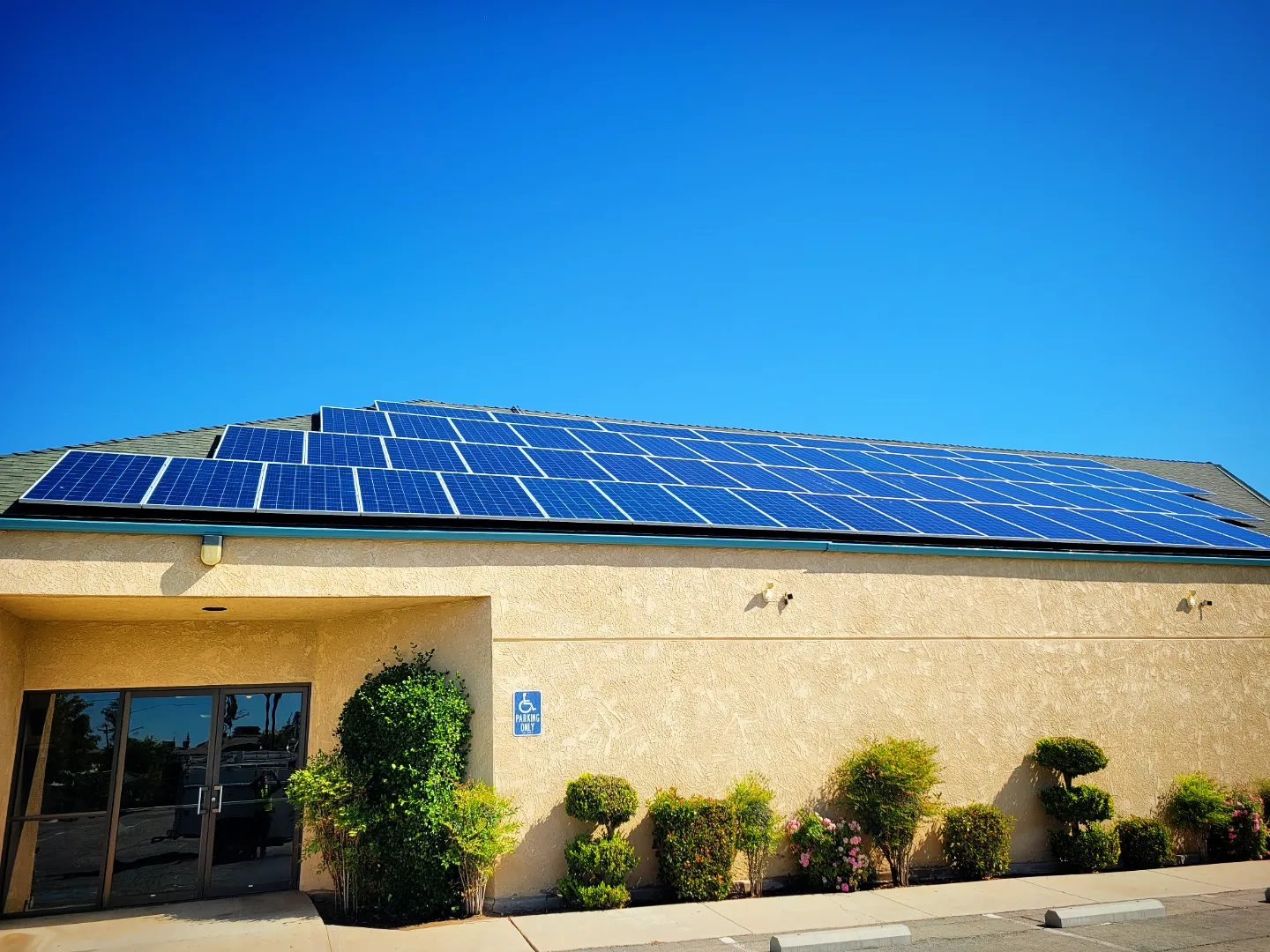 Commercial building with a rooftop solar array | Premier Solar Service