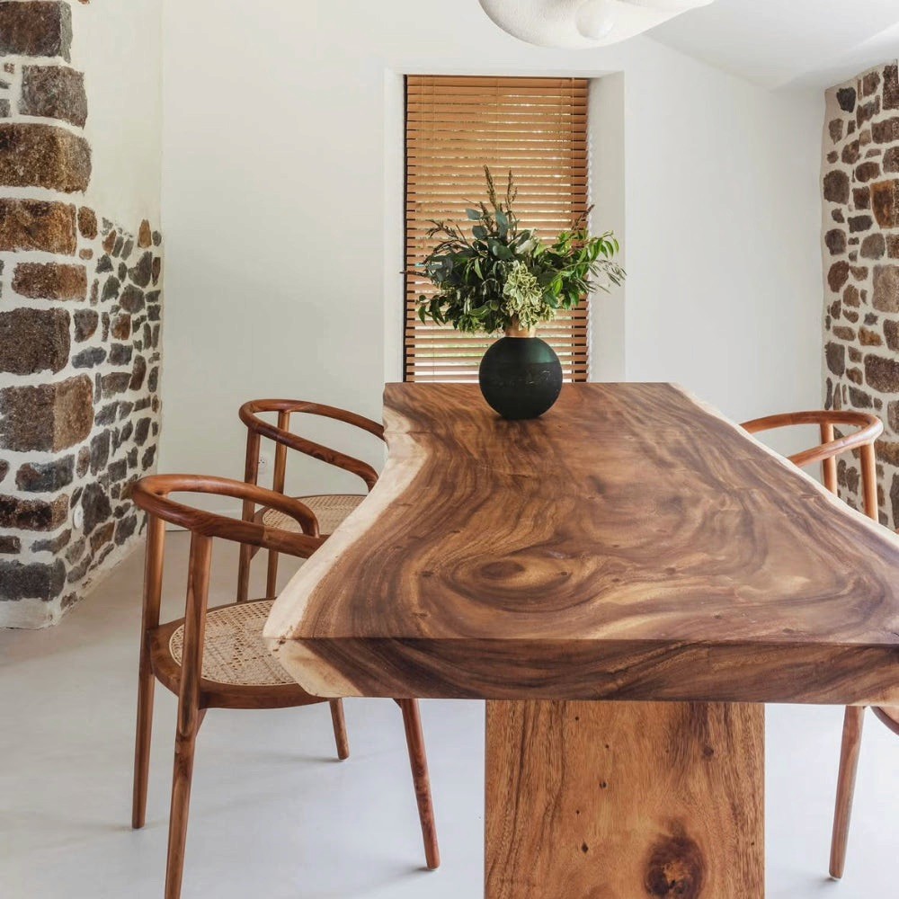 chaise en bois de teck sur fond gris