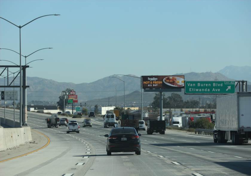 com.lamar:259.086152 — digital billboard in Mira Loma
