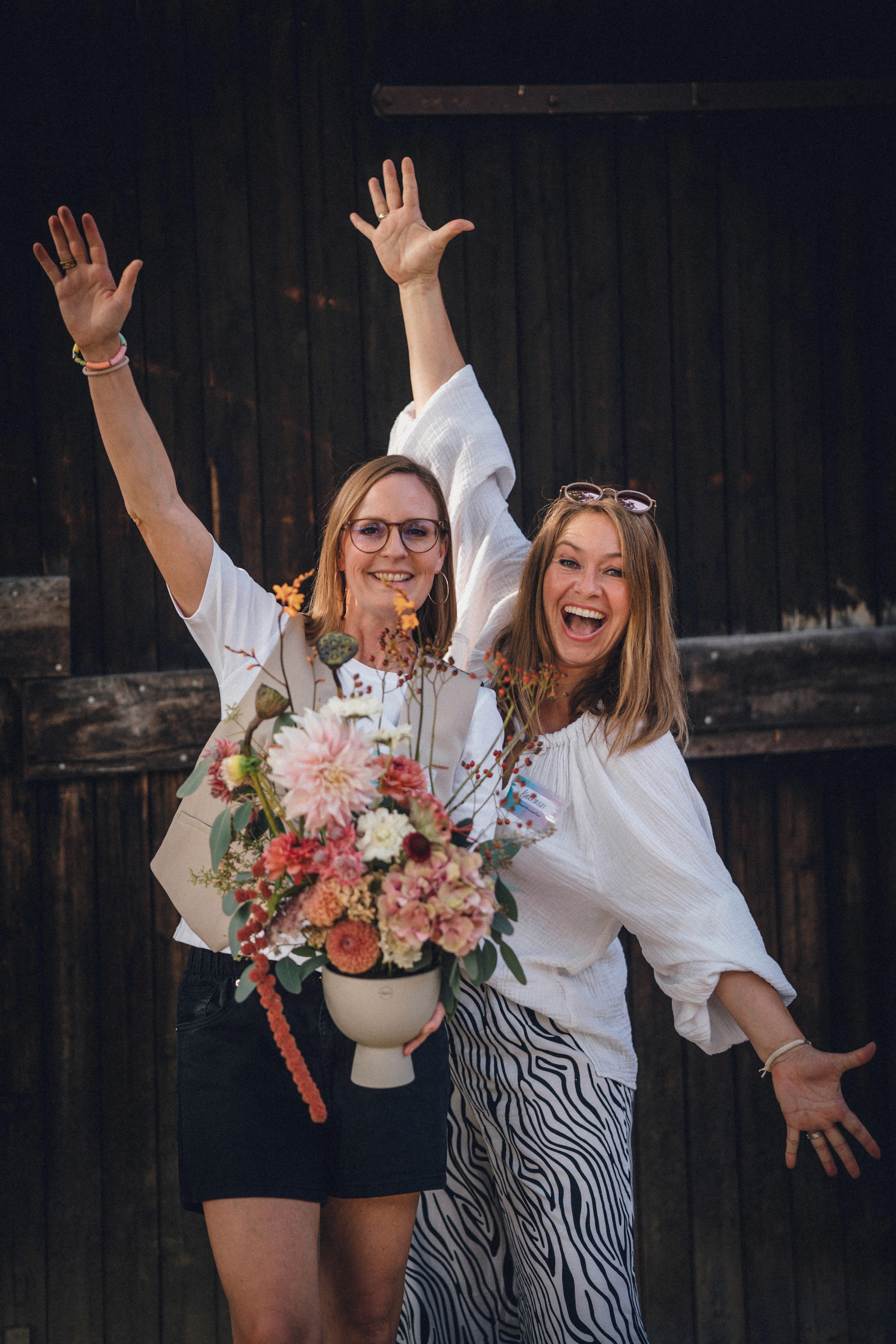 Zwei Creator präsentieren beigeistert ihre Blumen Bouquets aus dem Workshop mit 1000 gute Gründe für Blumen und Pflanzen.