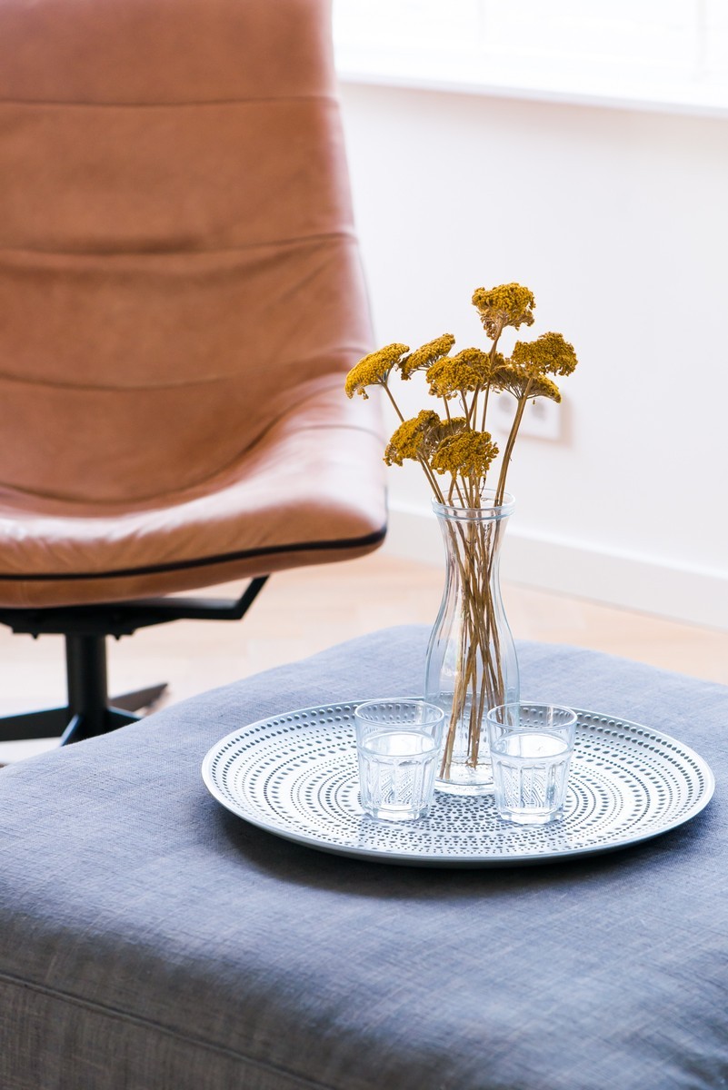 fauteuil cognac leer met grijze poef