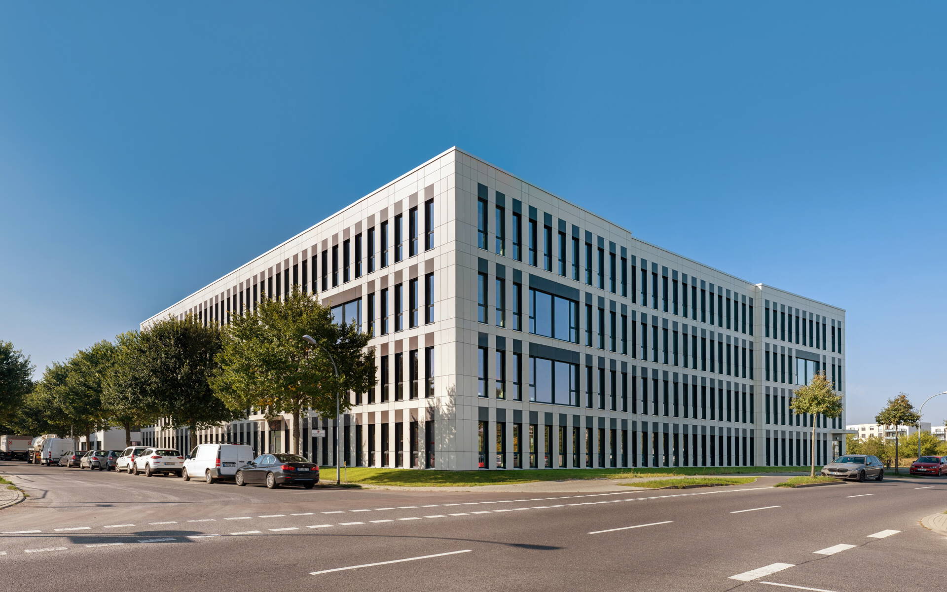 Außenansicht des Mizar Gate Office – Konversion und Revitalisierung bestehender Büroflächen zu einem Hotel.