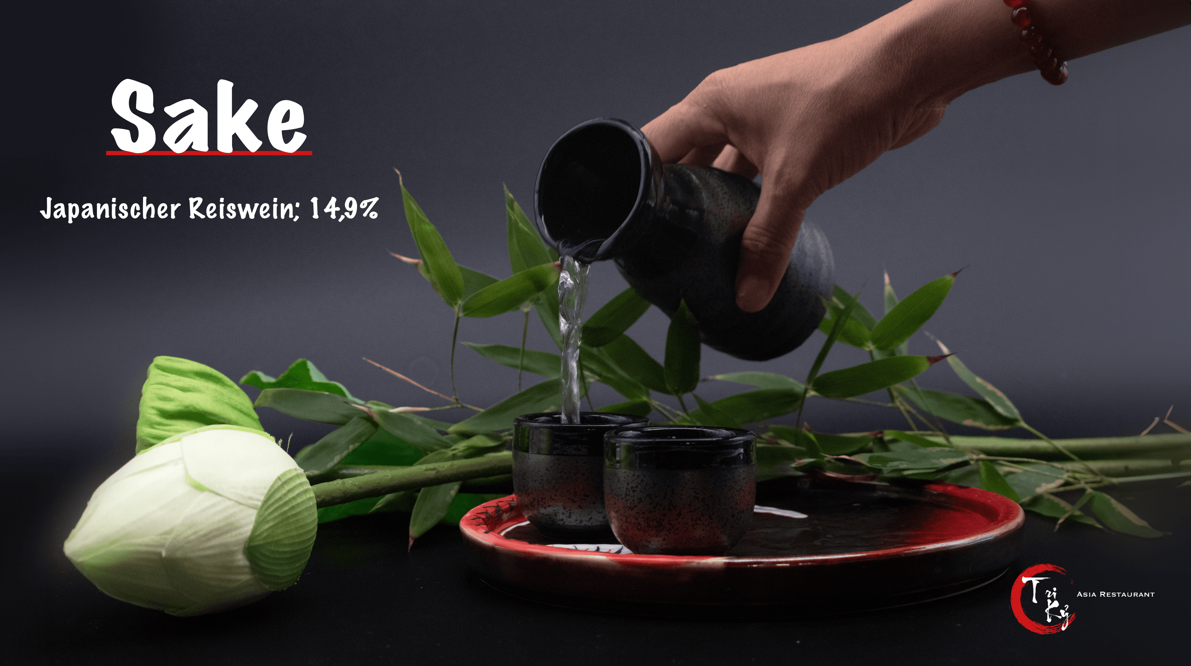 Sake eingeschänkt aus Karaffe