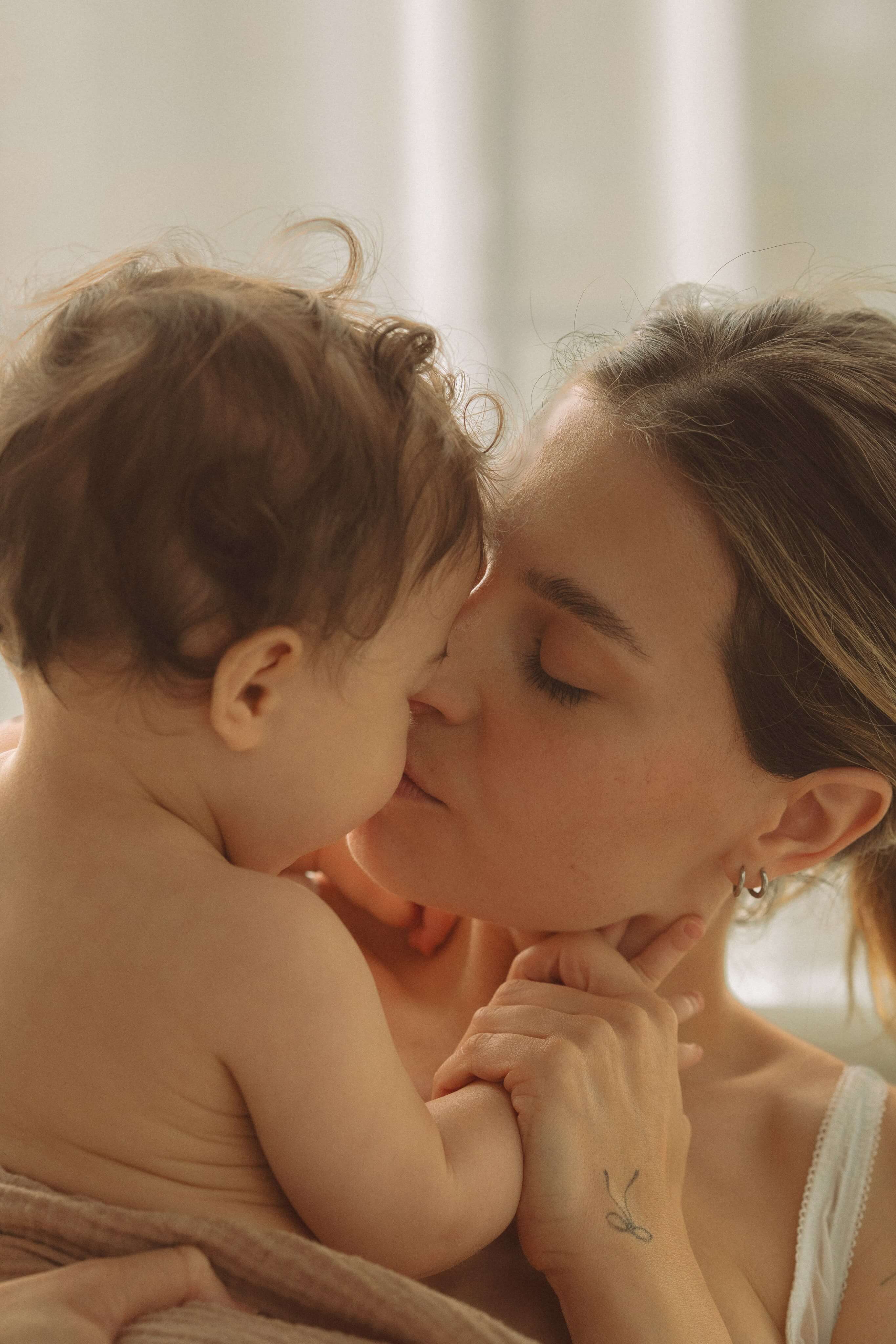 Une mère jouant avec ses jeunes enfants.
