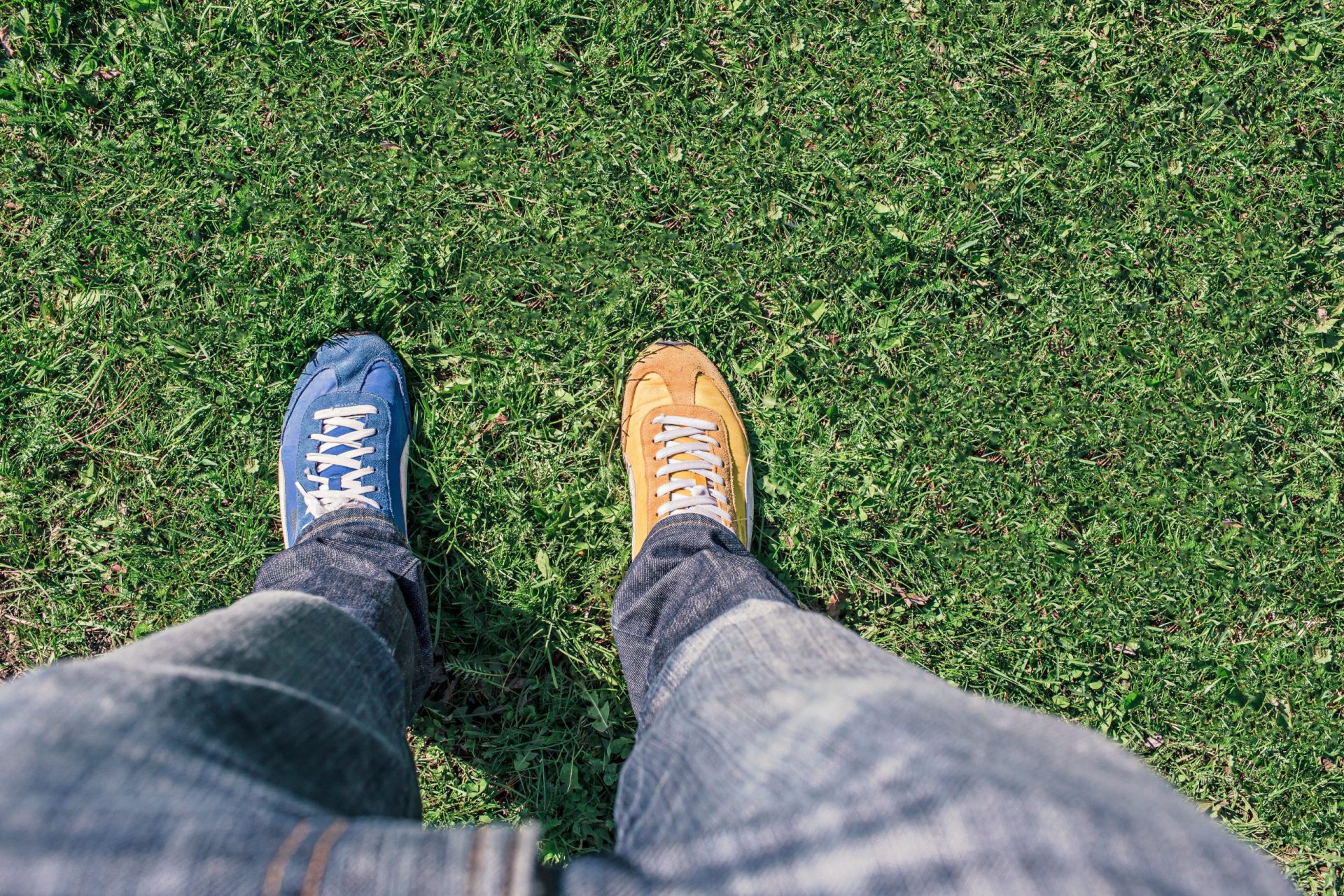 Comparison photos of shoes blue and yellow