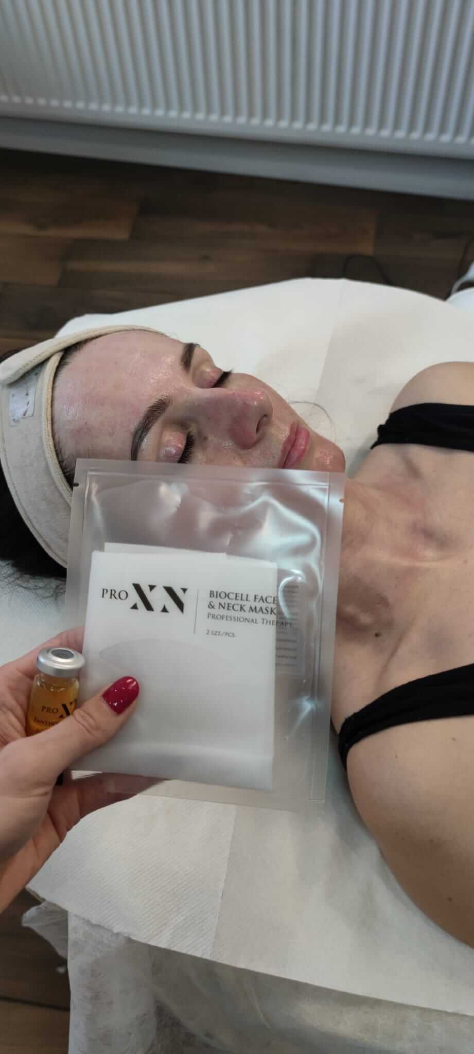 Rozjaśniający zabieg Pro Xn w Studio Olala Kozienice, aplikacja maski na twarz klientki.