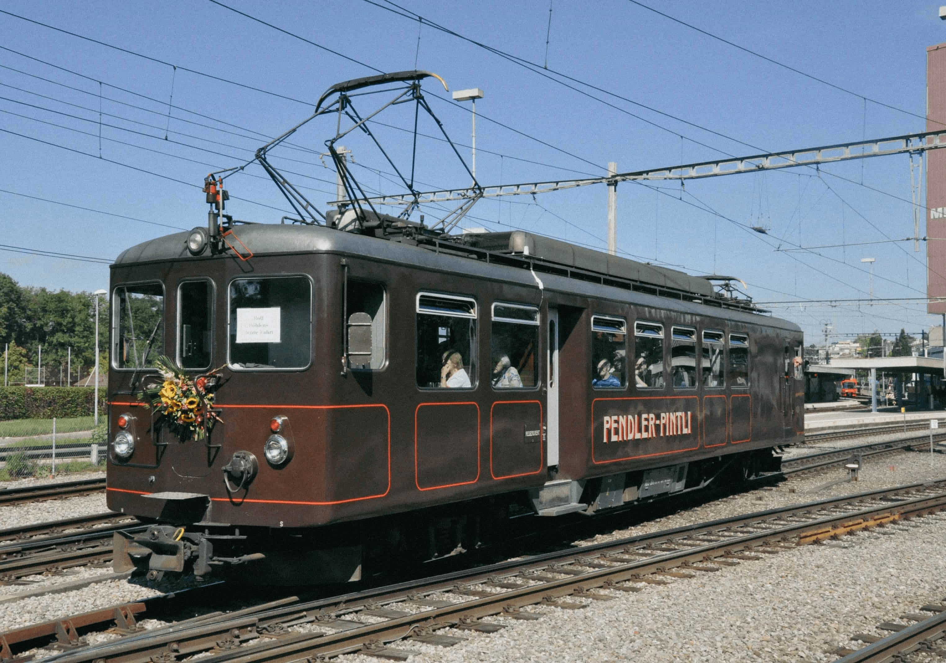 Das braune historische Pendlerpintli vor dem Depot bereit für die Abfahrt.