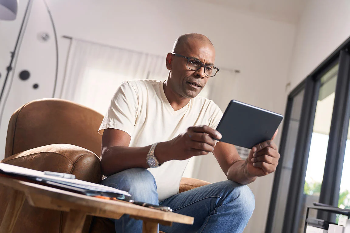 ortrait corporate d'un expert consultant analysant des données sur tablette au 974