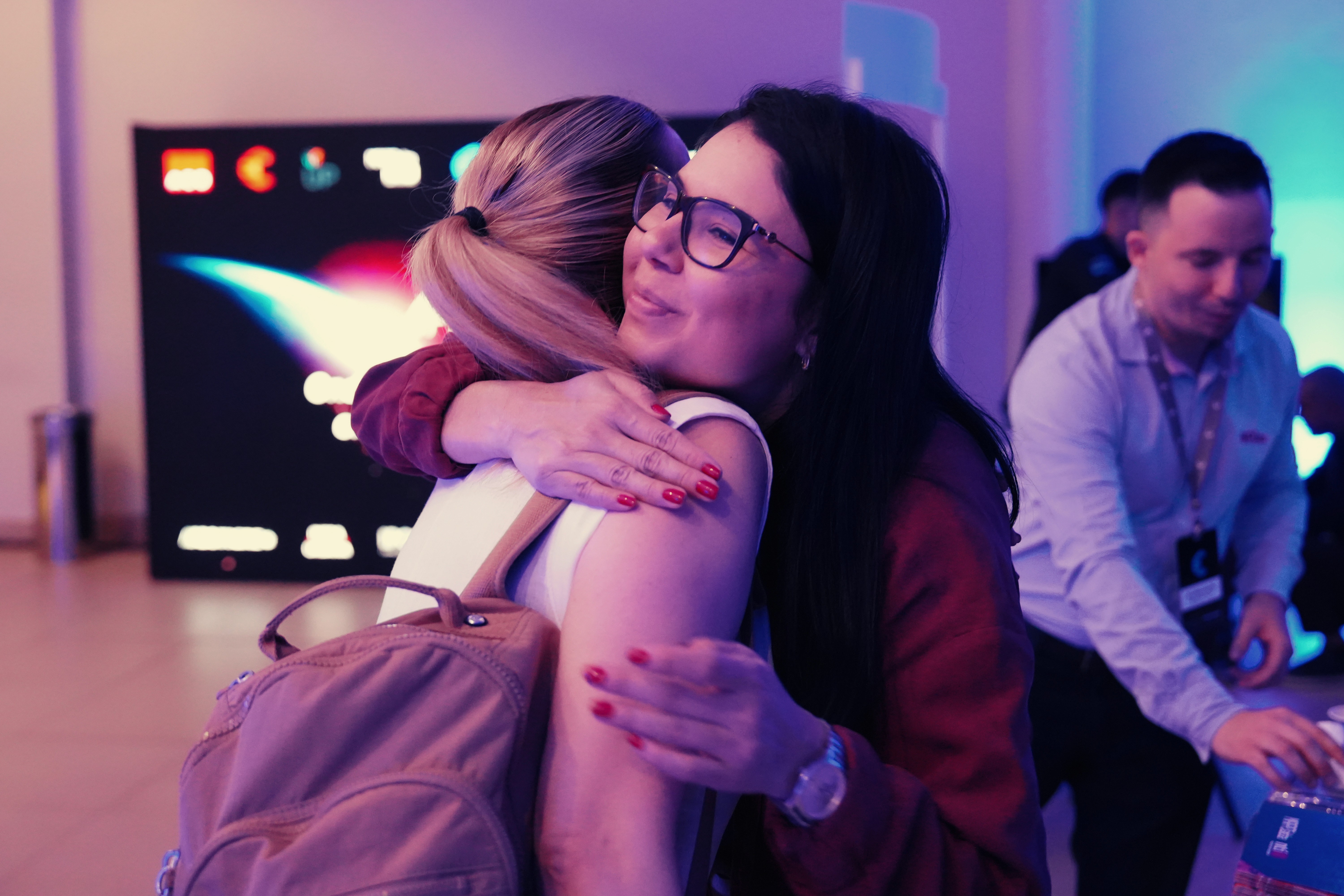 Imagem de duas pessoas se abraçando no evento IPM