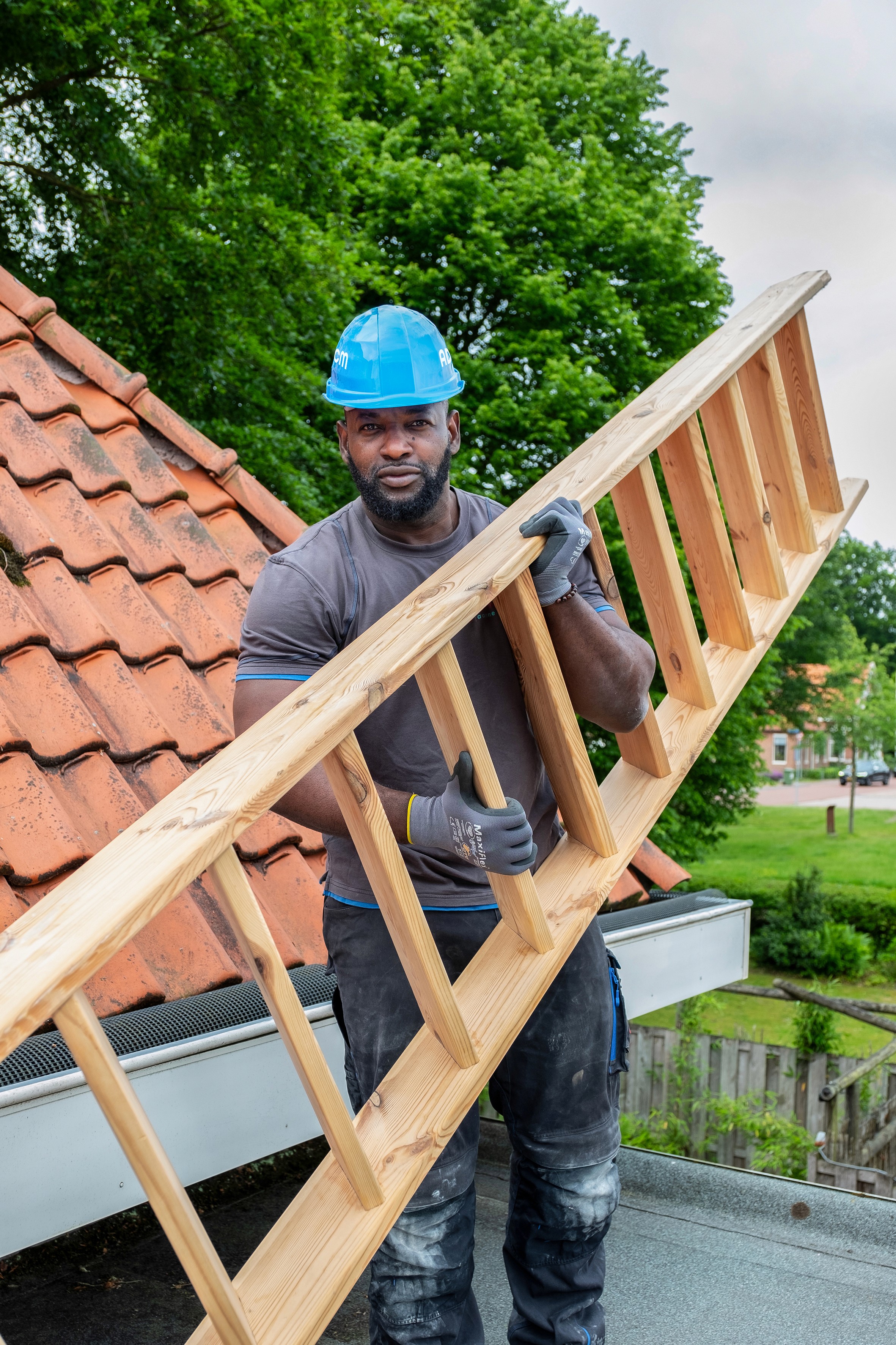 Aannemer plaatst houten dakconstructie tijdens dakopbouwproject in Drenthe
